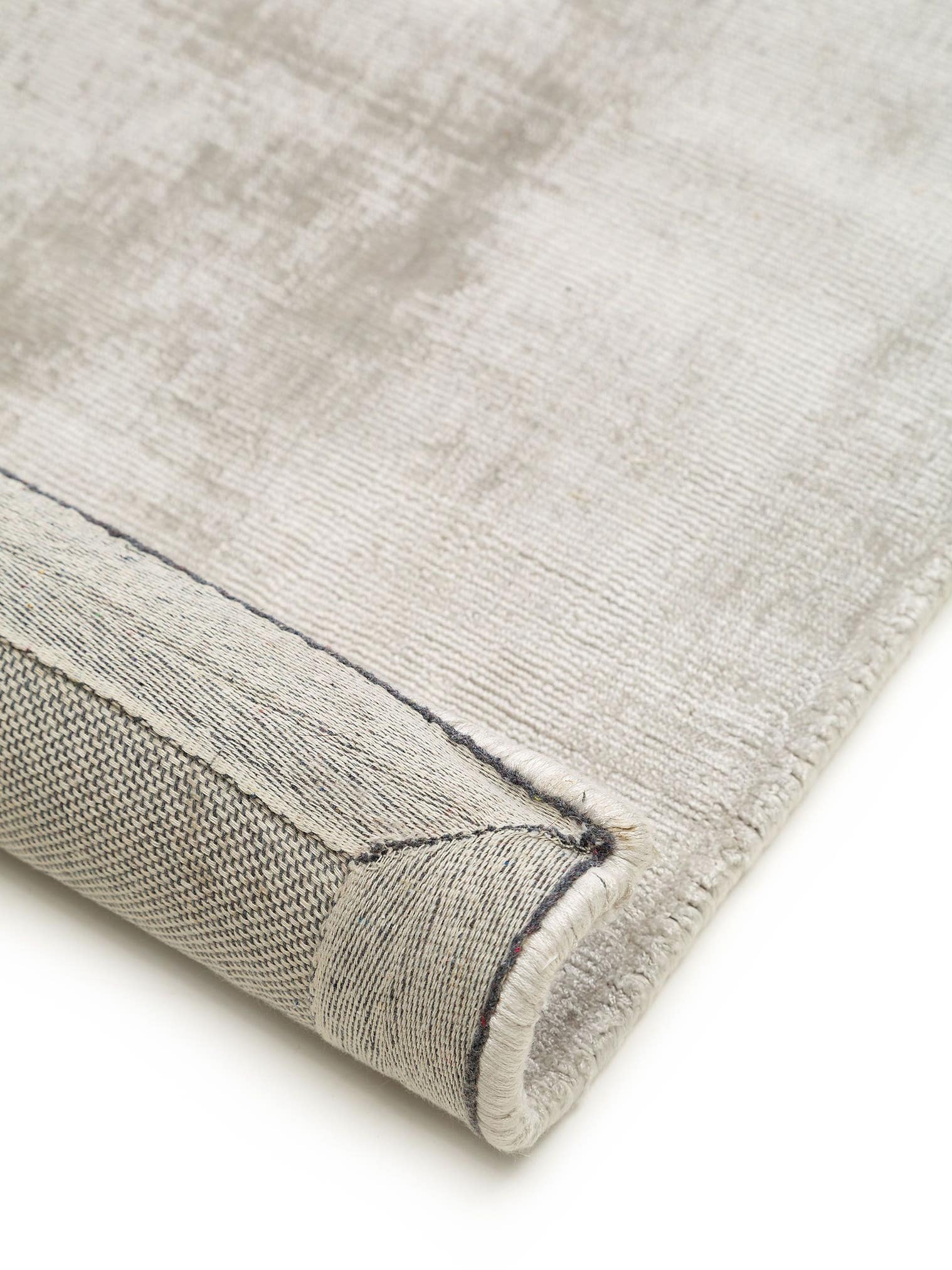Teppich aus 100% Viskose in Grau mit 6 bis 10 mm hohem Flor von benuta Pure