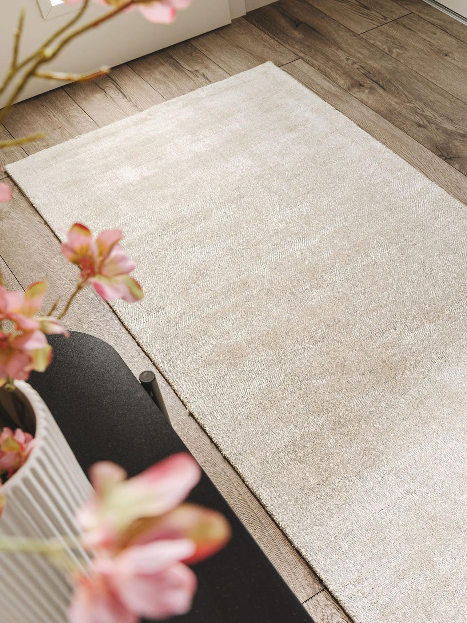Teppich aus 100% Viskose in Beige mit 6 bis 10 mm hohem Flor von benuta Pure