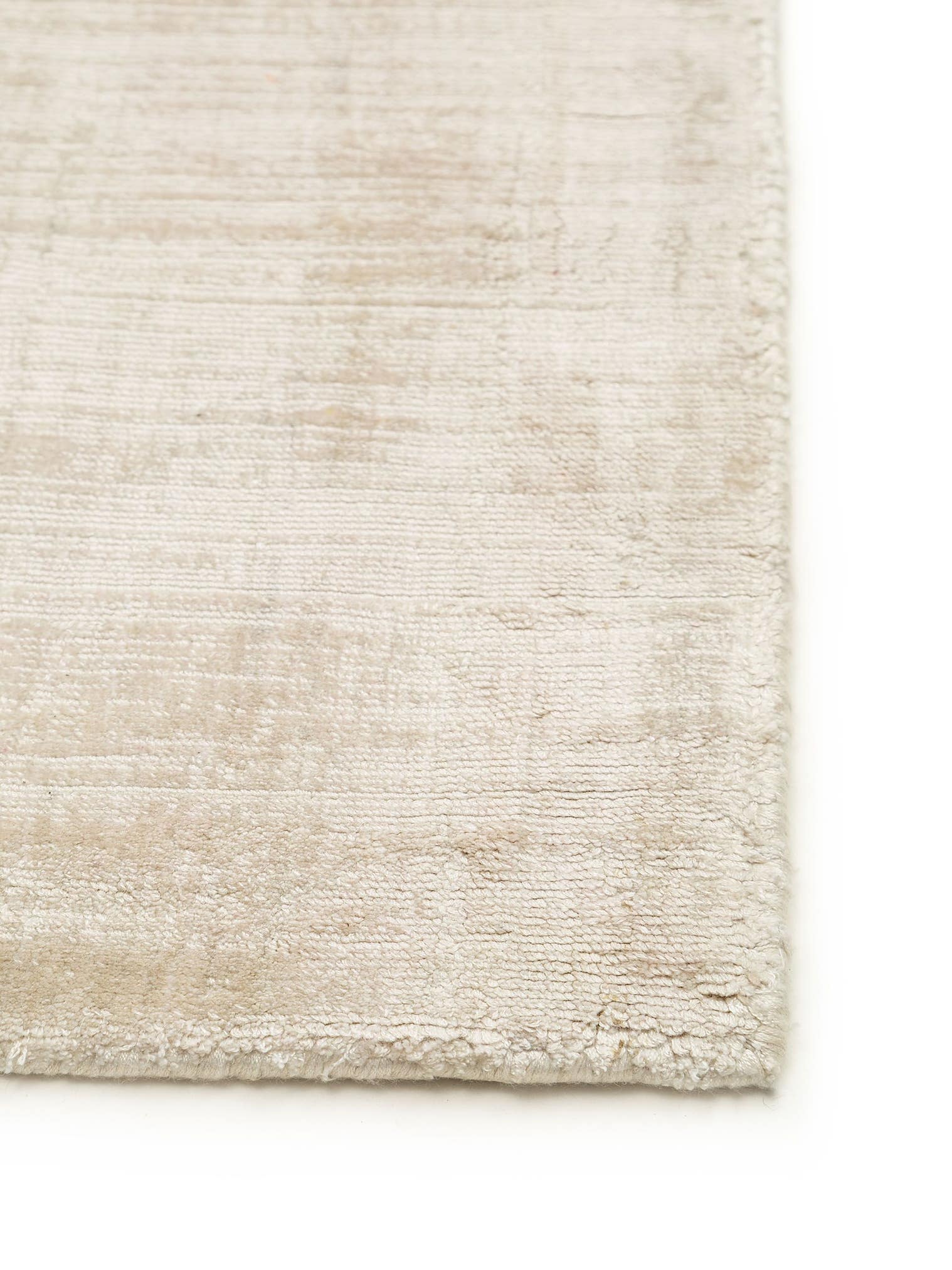 Teppich aus 100% Viskose in Beige mit 6 bis 10 mm hohem Flor von benuta Pure