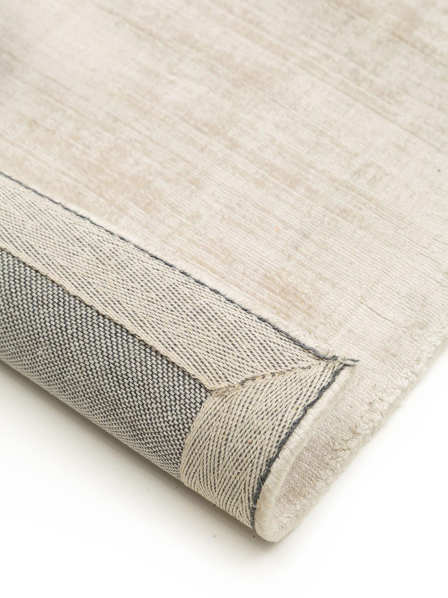 Teppich aus 100% Viskose in Beige mit 6 bis 10 mm hohem Flor von benuta Pure