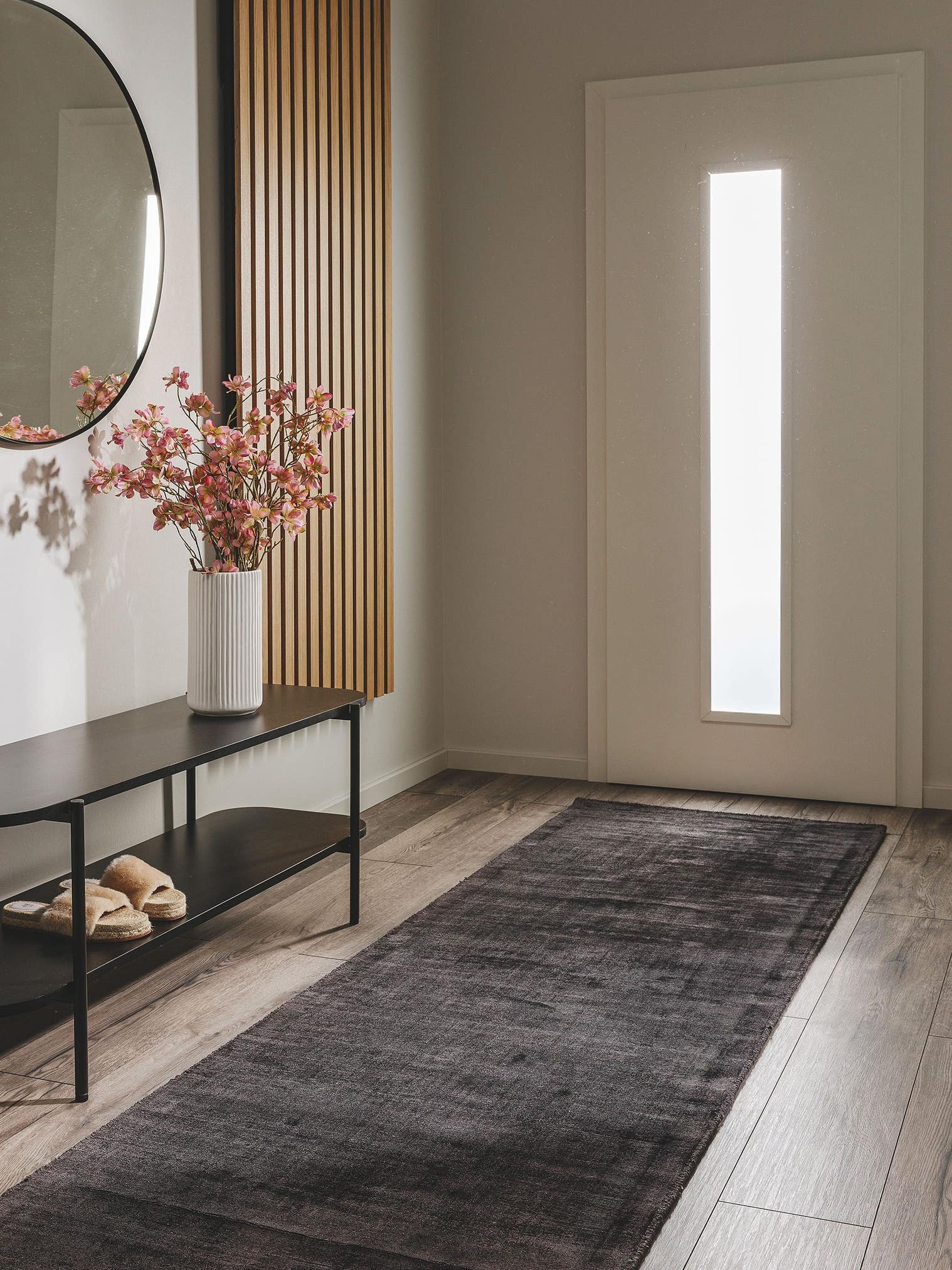 Teppich aus 100% Viskose in Beige mit 6 bis 10 mm hohem Flor von benuta Pure