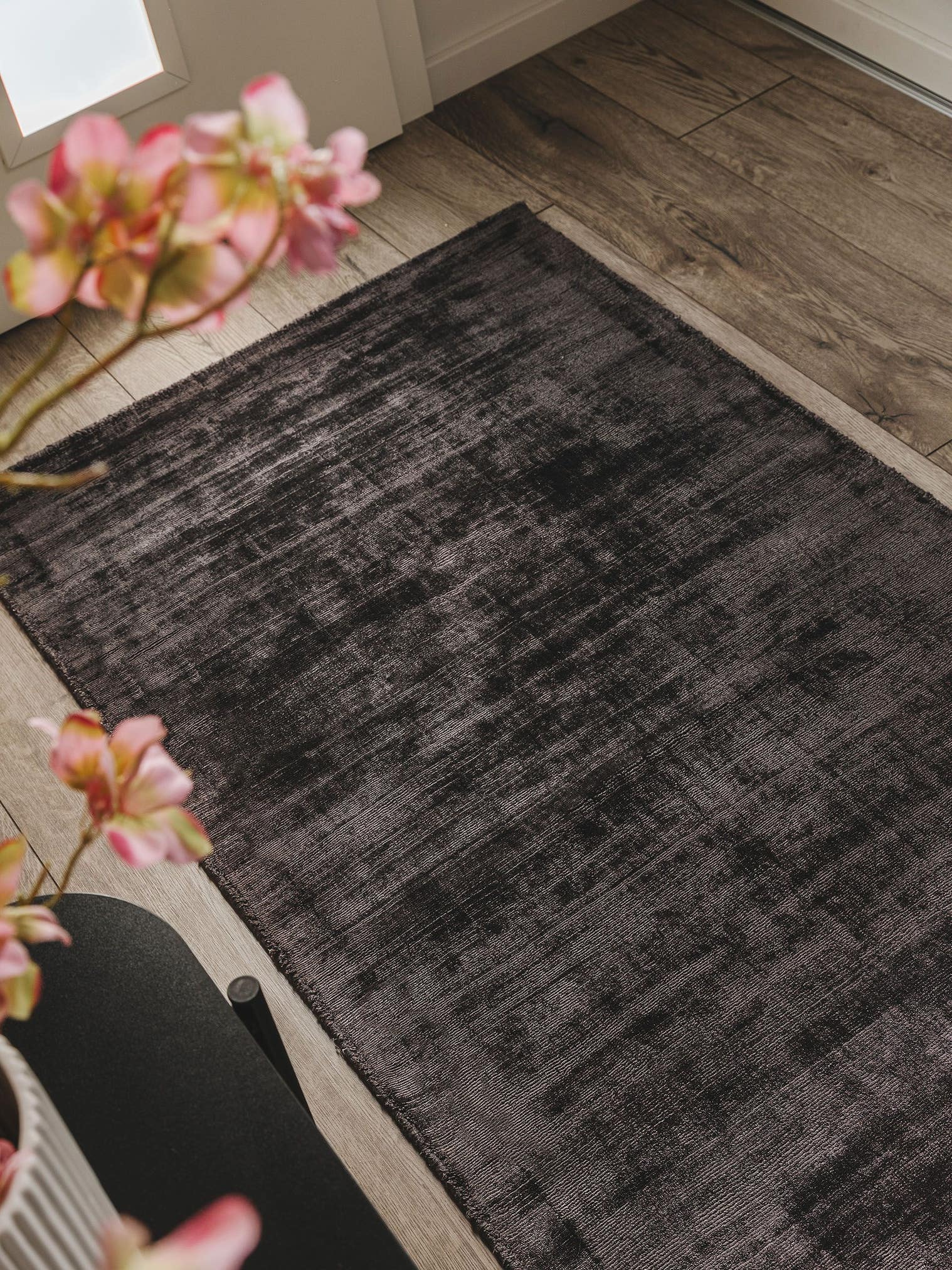 Teppich aus 100% Viskose in Beige mit 6 bis 10 mm hohem Flor von benuta Pure