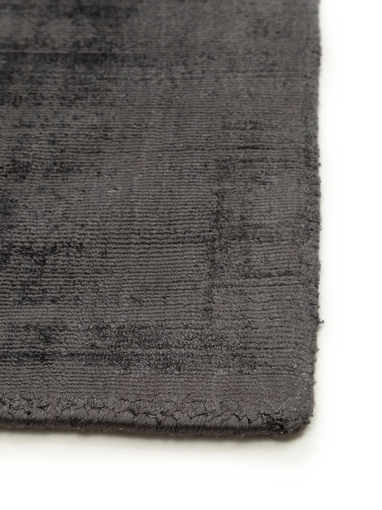 Teppich aus 100% Viskose in Beige mit 6 bis 10 mm hohem Flor von benuta Pure