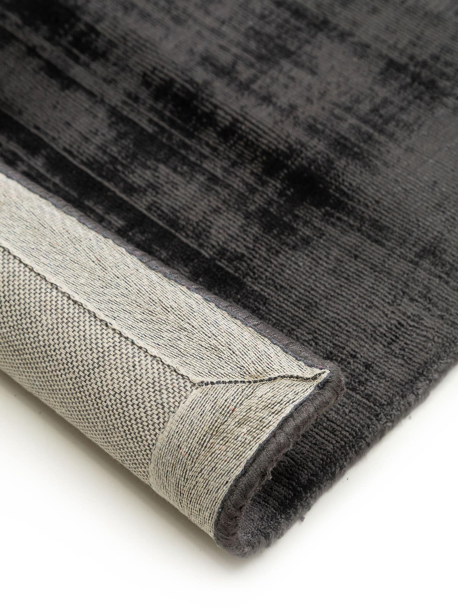 Teppich aus 100% Viskose in Beige mit 6 bis 10 mm hohem Flor von benuta Pure