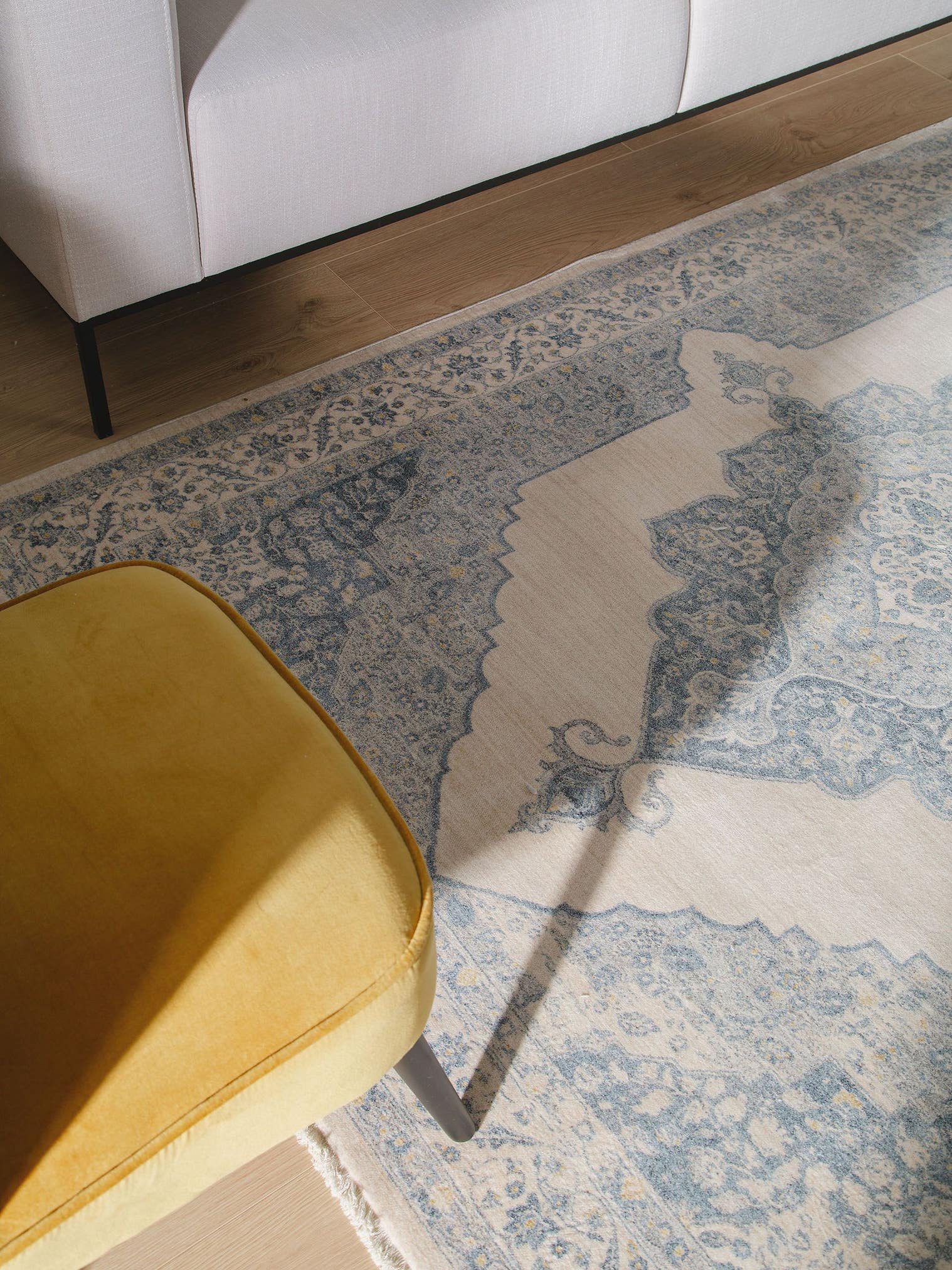 Teppich aus 100% Viskose in Blau mit bis 5 mm hohem Flor von benuta Pop