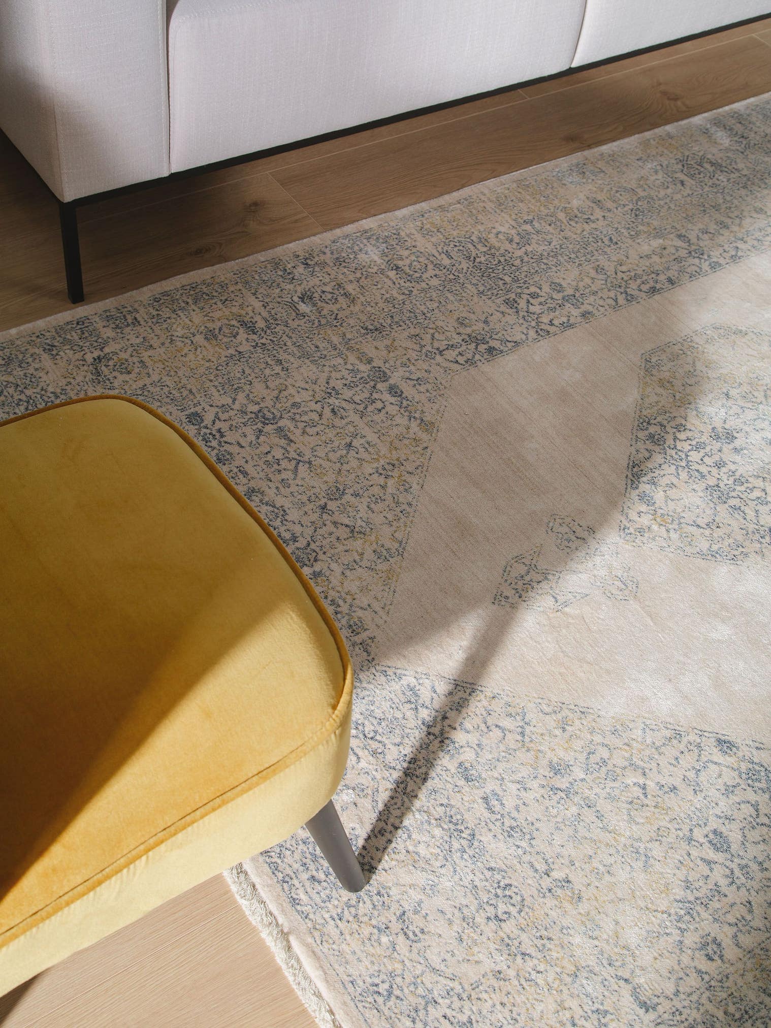 Teppich aus 100% Viskose in Blau mit bis 5 mm hohem Flor von benuta Pop