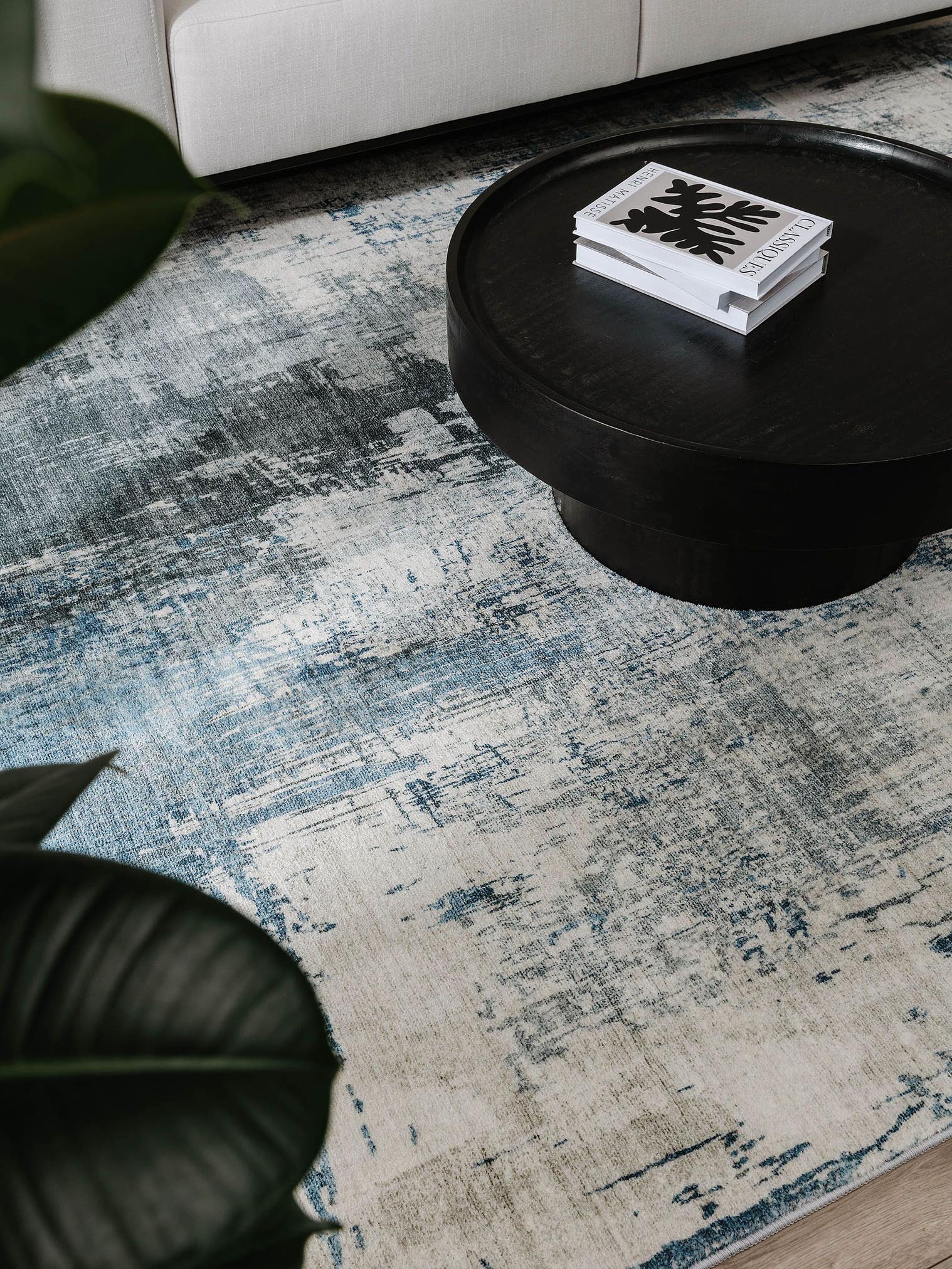 Rug made of 100% Polyester in Blue with a 6 - 10 mm high pile by benuta Pop