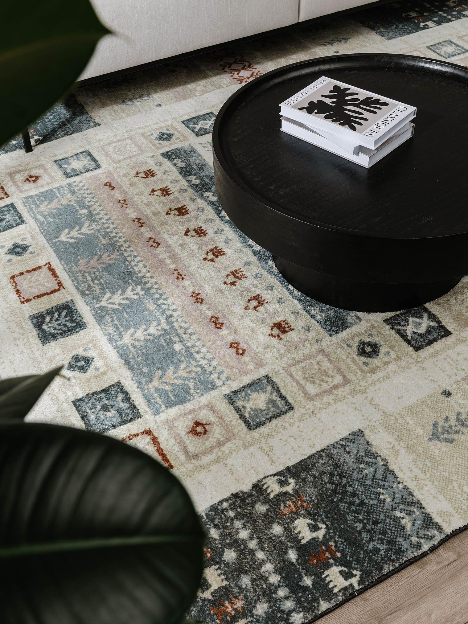 Teppich aus 100% Polyester in Grau mit 6 bis 10 mm hohem Flor von benuta
