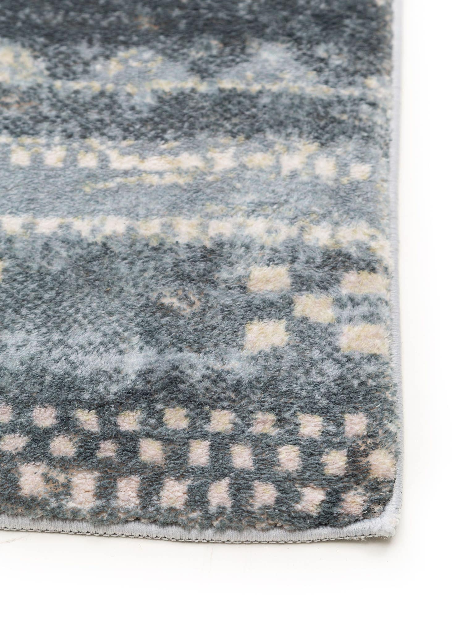 Teppich aus 100% Polyester in Grau mit 6 bis 10 mm hohem Flor von benuta