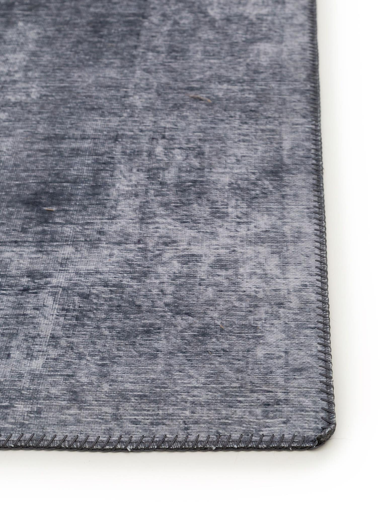 Matta av 100% Polyester i Grå med 1- 5 mm hög lugg från benuta Pop