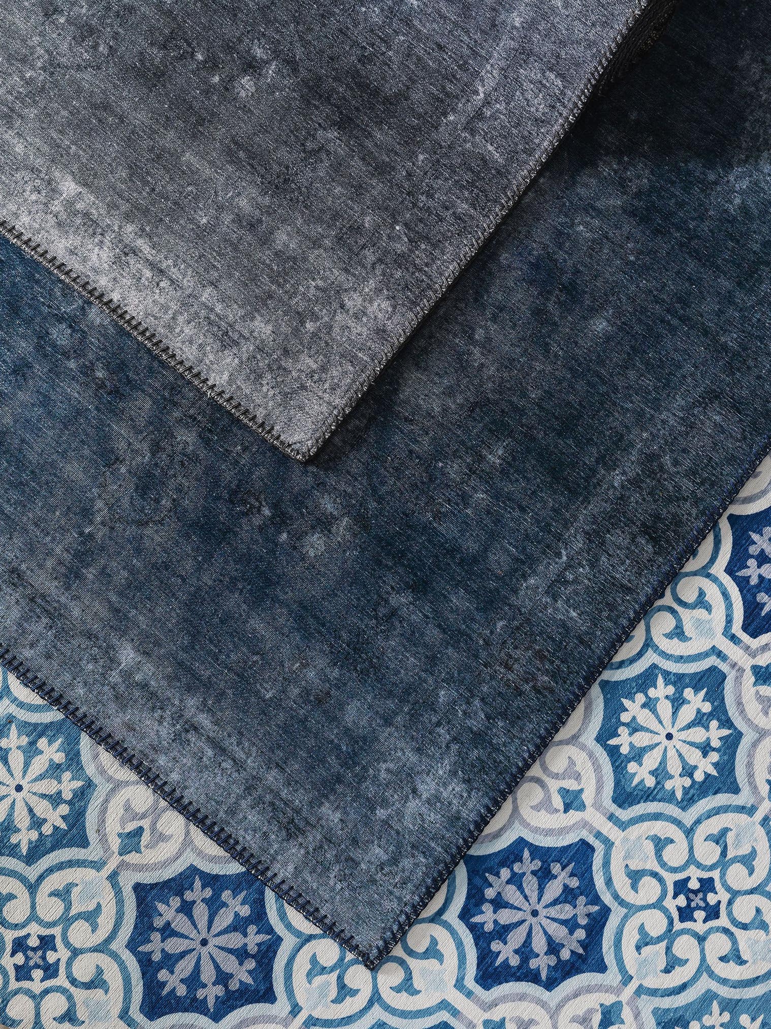 Matta av 100% Polyester i Grå med 1- 5 mm hög lugg från benuta Pop