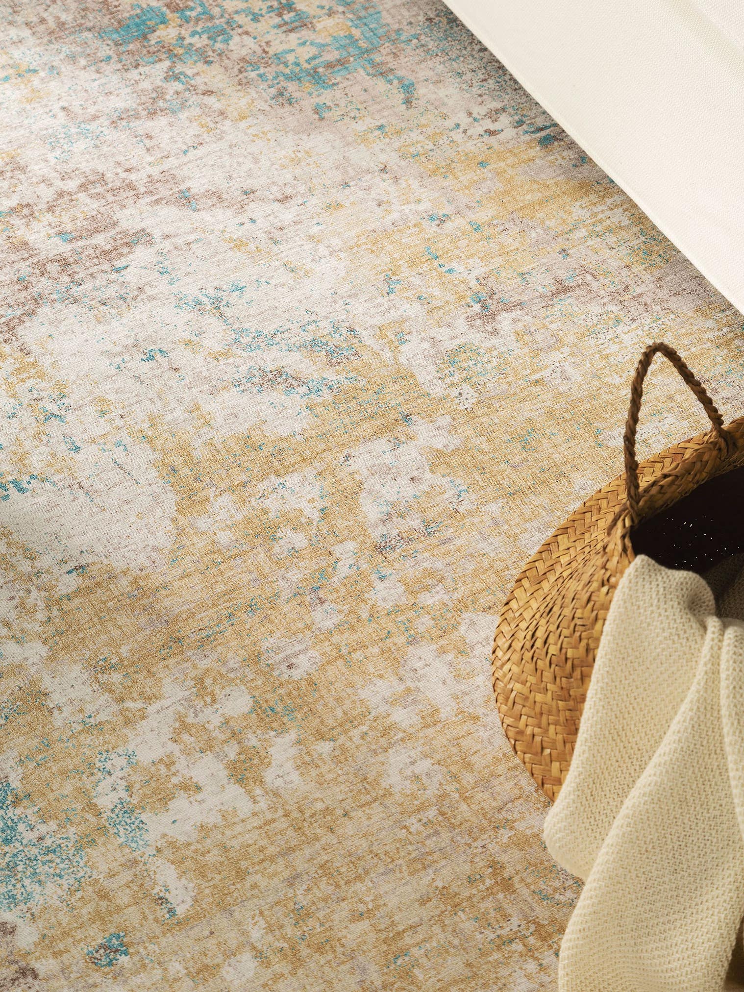 Teppich aus 100% Polyester in Gelb mit bis 5 mm hohem Flor von benuta Pop