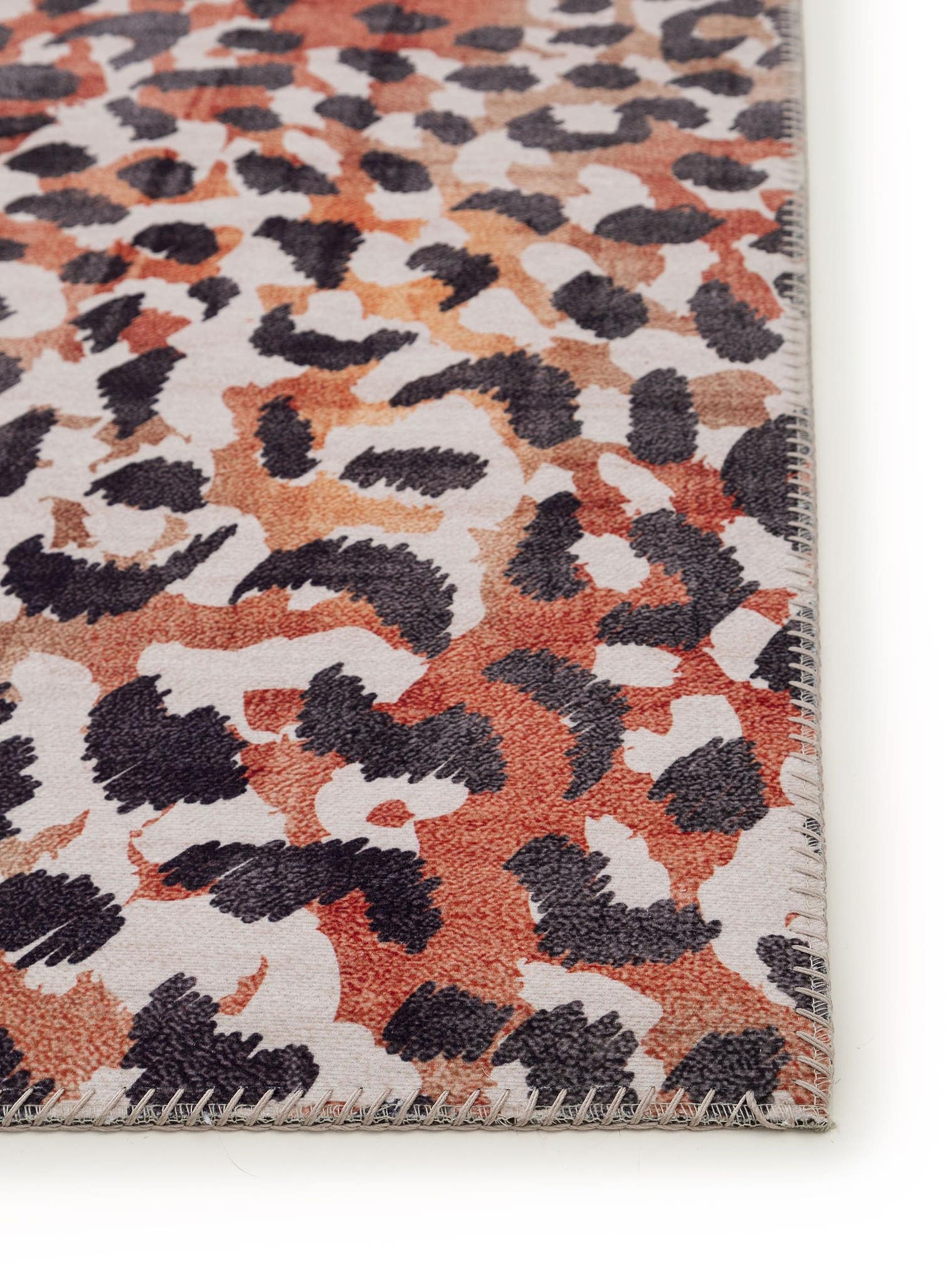 Matta av 100% Polyester i Brun med 1- 5 mm hög lugg från benuta Pop