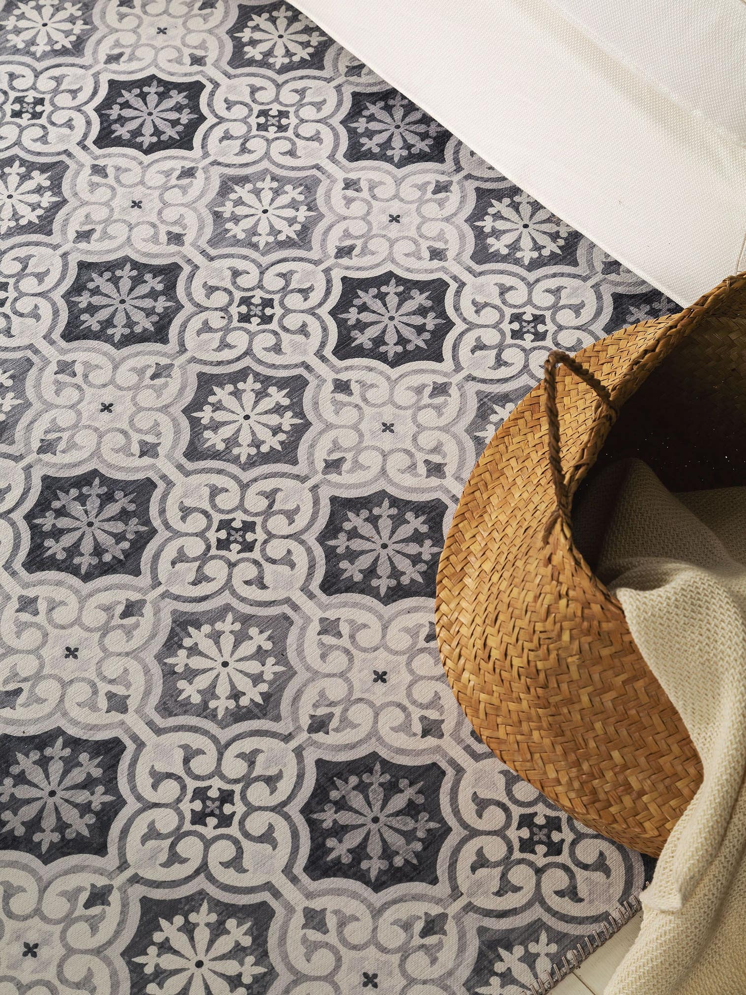 Rug made of 100% Polyester in Grey with a 1- 5 mm high pile by benuta