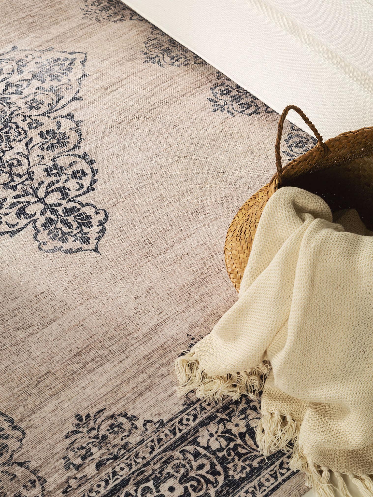 Teppich aus 100% Polyester in Grau mit bis 5 mm hohem Flor von benuta Pop