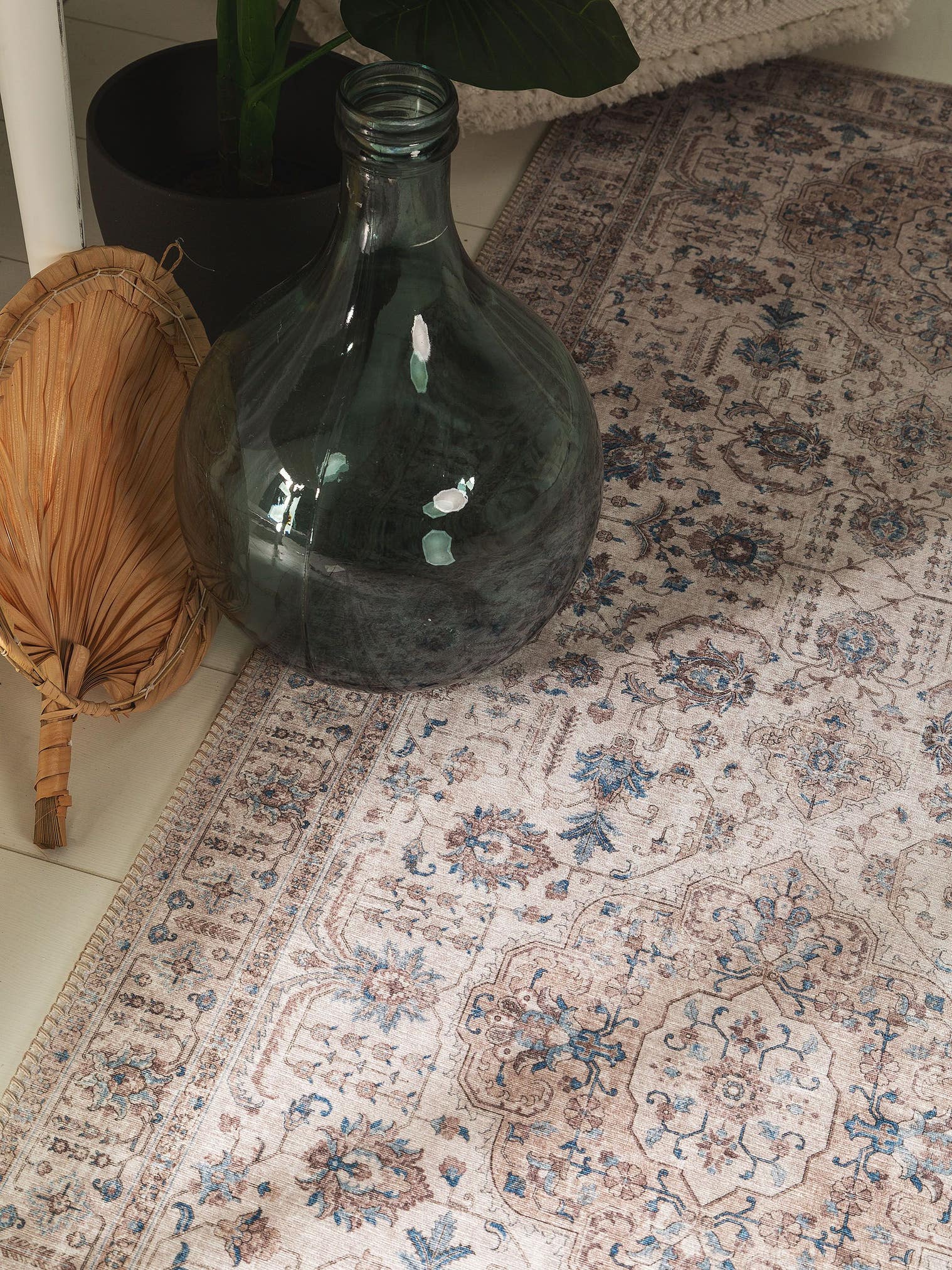 Matta av 100% Polyester i Beige med 1- 5 mm hög lugg från benuta Pop