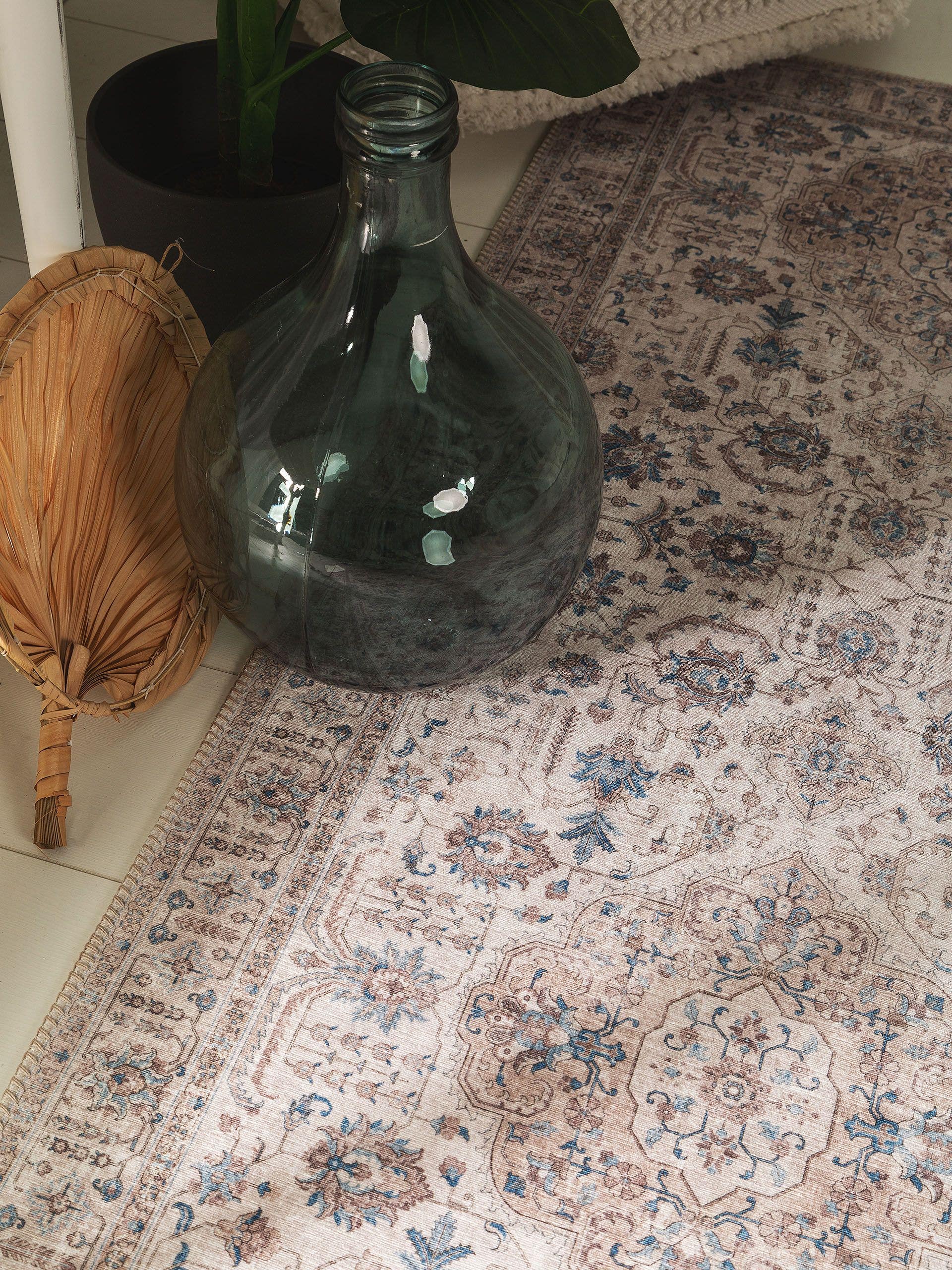 Matta av 100% Polyester i Beige med 1- 5 mm hög lugg från benuta Pop