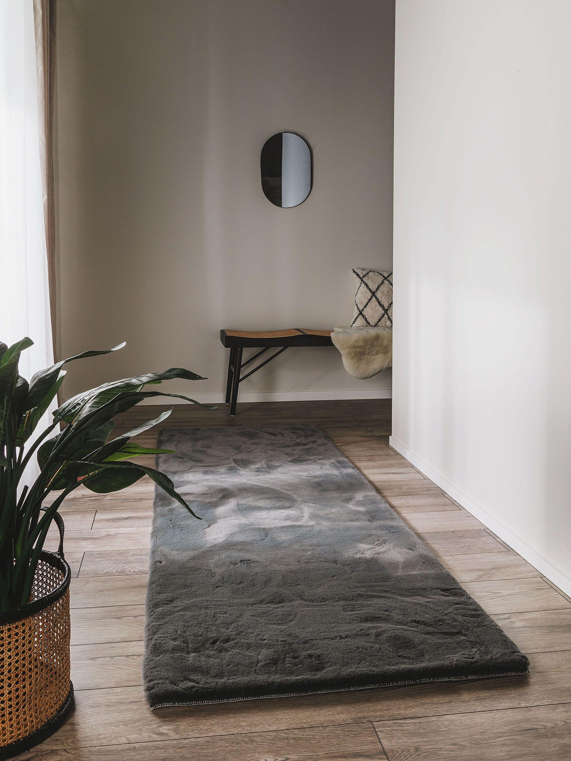 Matta av 100% Polyester i Grå med 21 - 30 mm hög lugg från benuta Nest