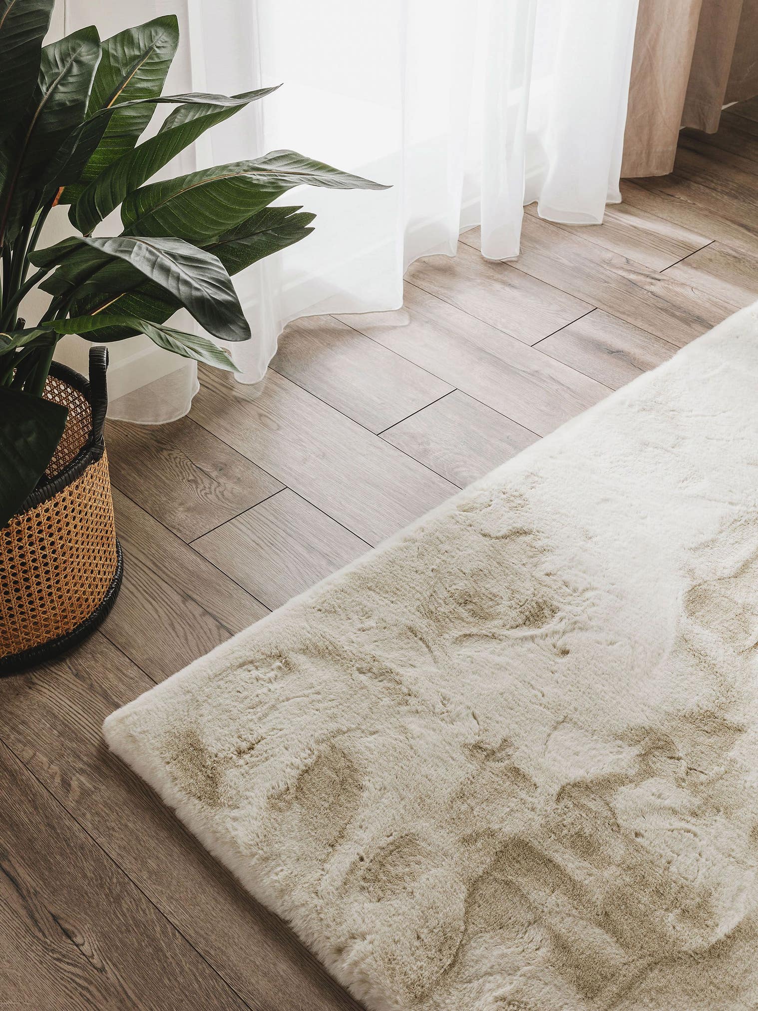 Tapijt van 100% Polyester in Beige met een 21 - 30 mm hoge pool van benuta Nest