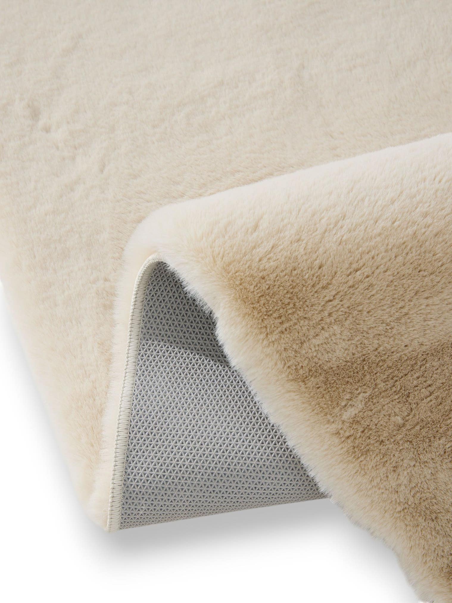 Tapijt van 100% Polyester in Beige met een 21 - 30 mm hoge pool van benuta Nest