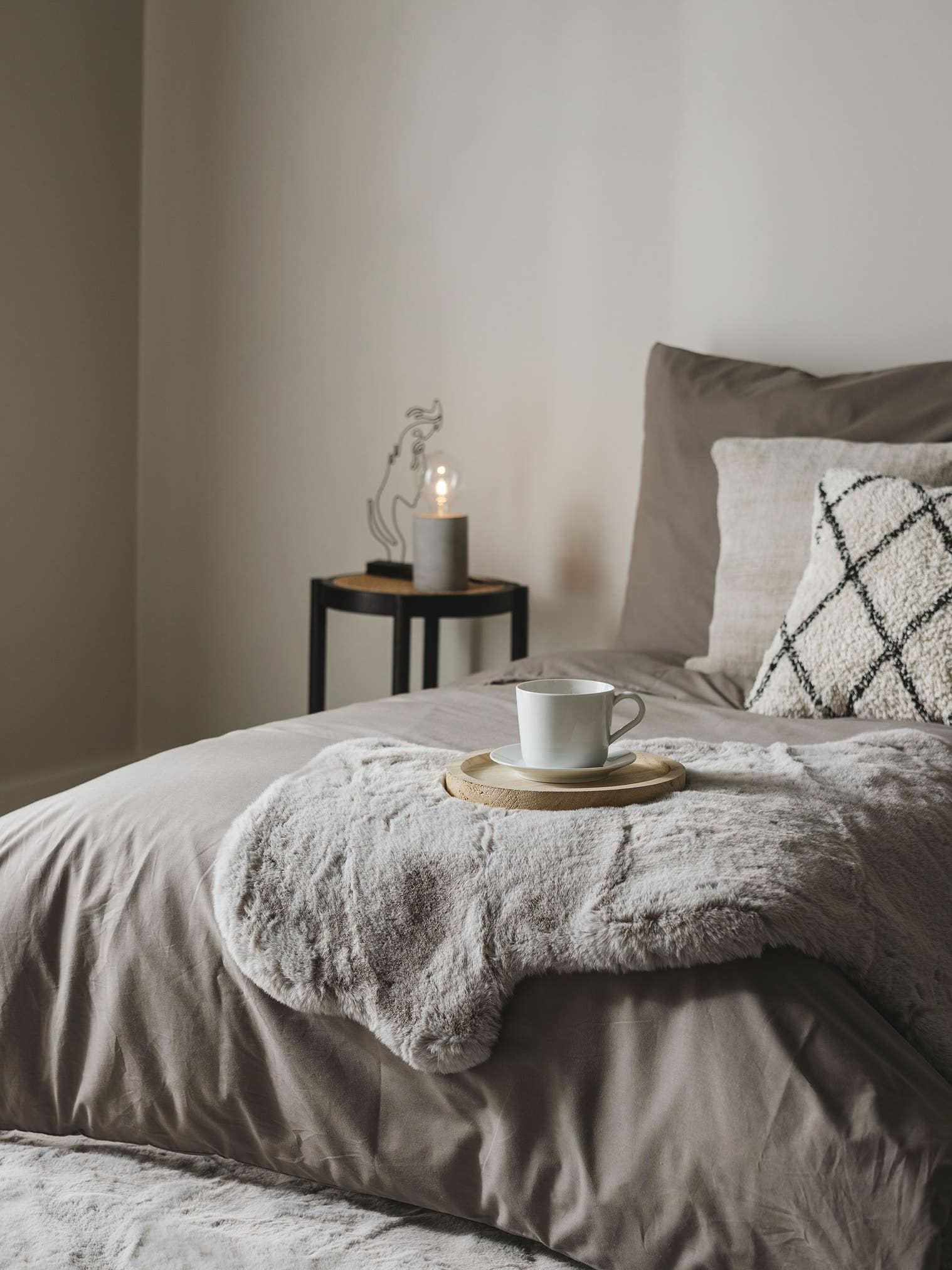 Matta av 100% Polyester i Grå med 21 - 30 mm hög lugg från benuta Nest