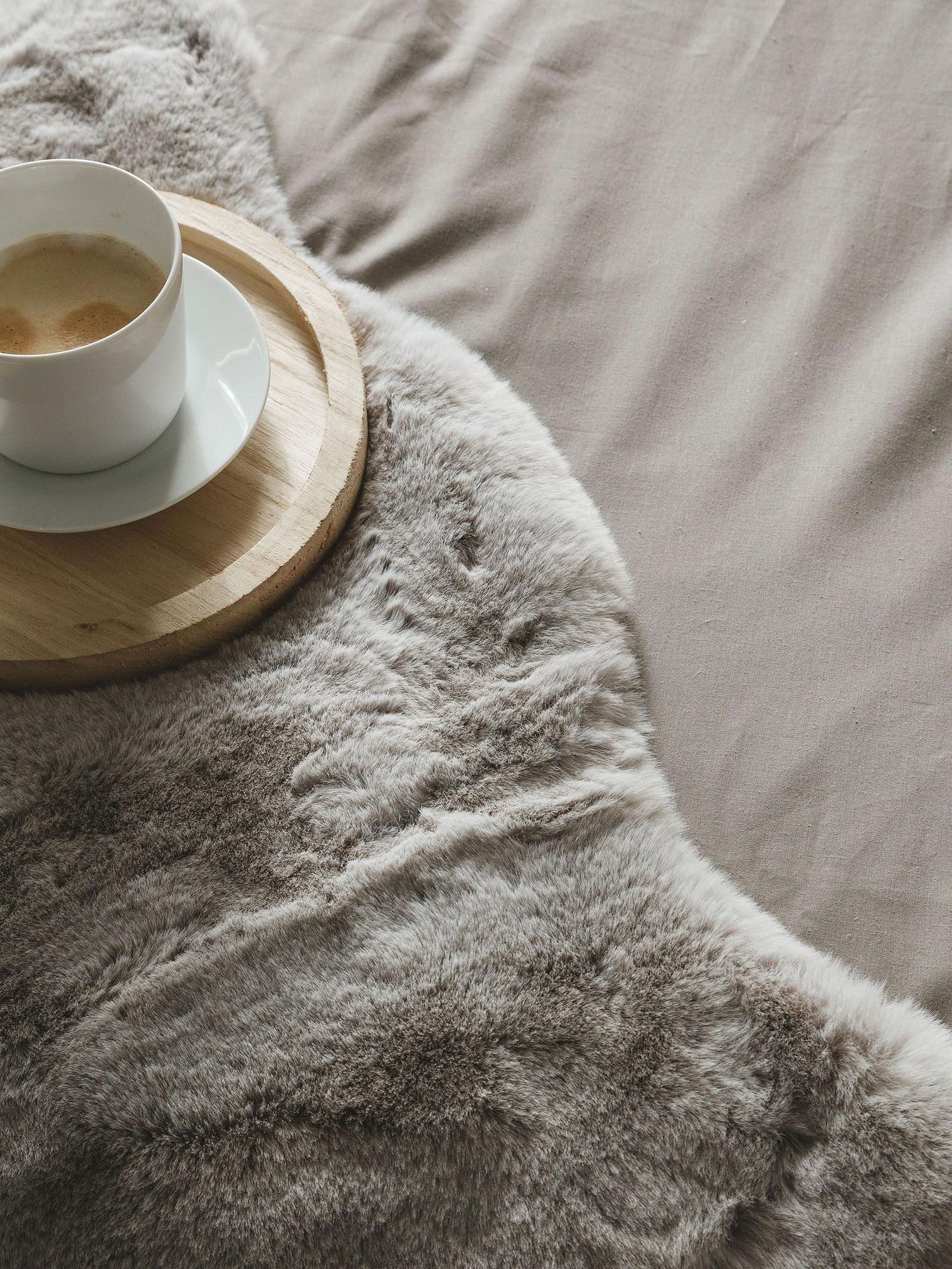 Matta av 100% Polyester i Grå med 21 - 30 mm hög lugg från benuta Nest