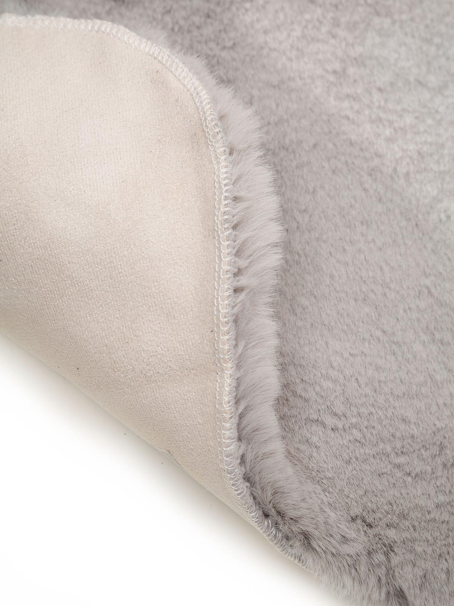 Matta av 100% Polyester i Grå med 21 - 30 mm hög lugg från benuta Nest