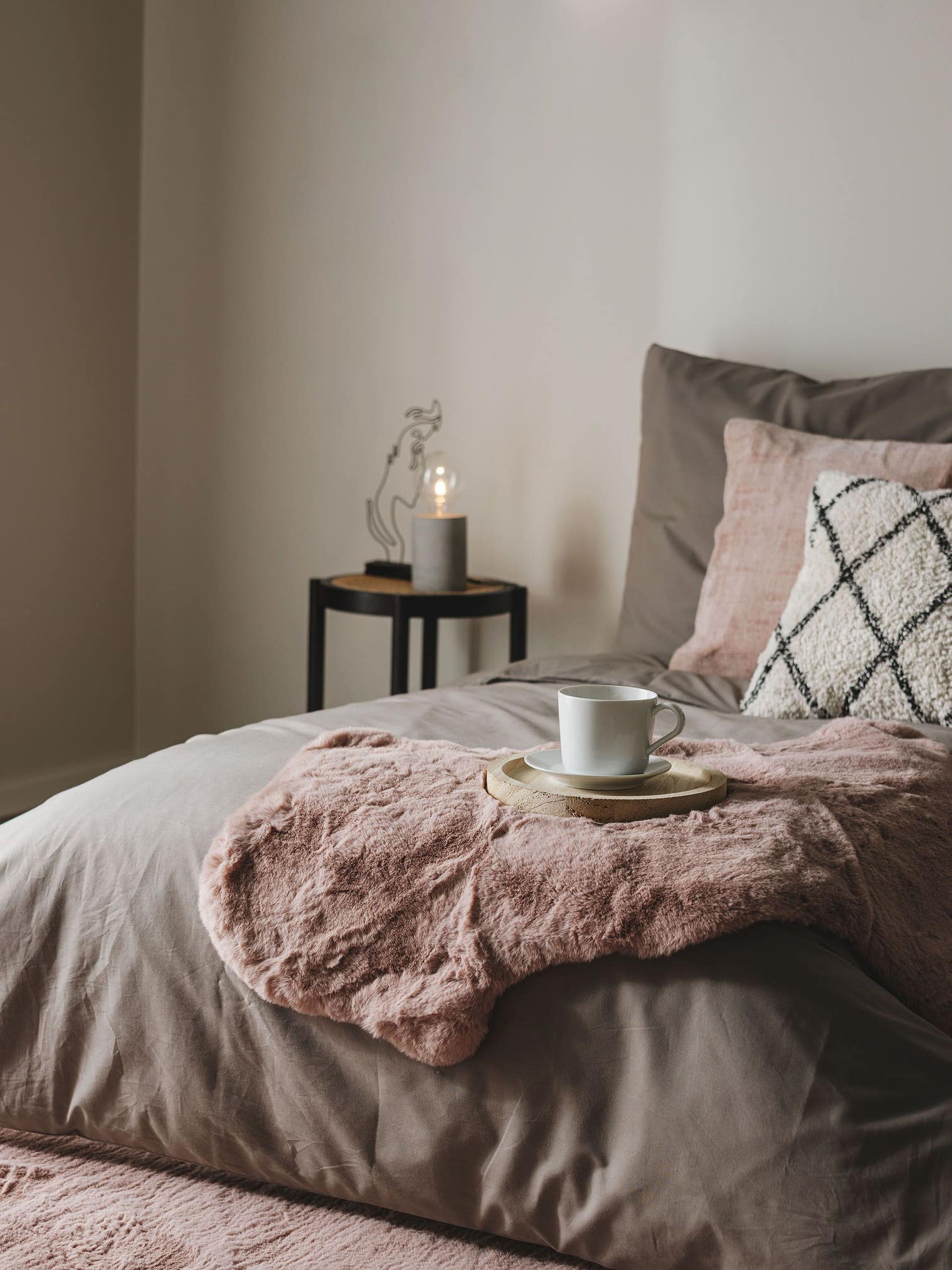 Rug made of 100% Polyester in Pink with a 21 - 30 mm high pile by benuta Nest