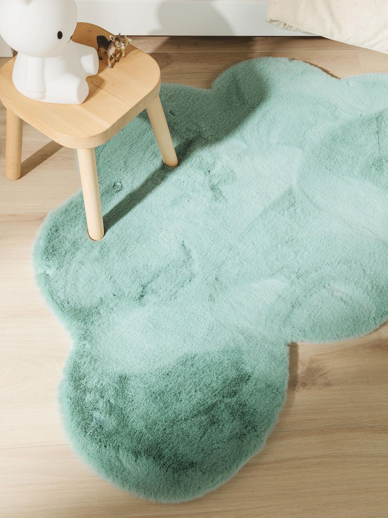 Matta av 100% Polyester i Blå med 21 - 30 mm hög lugg från Lytte