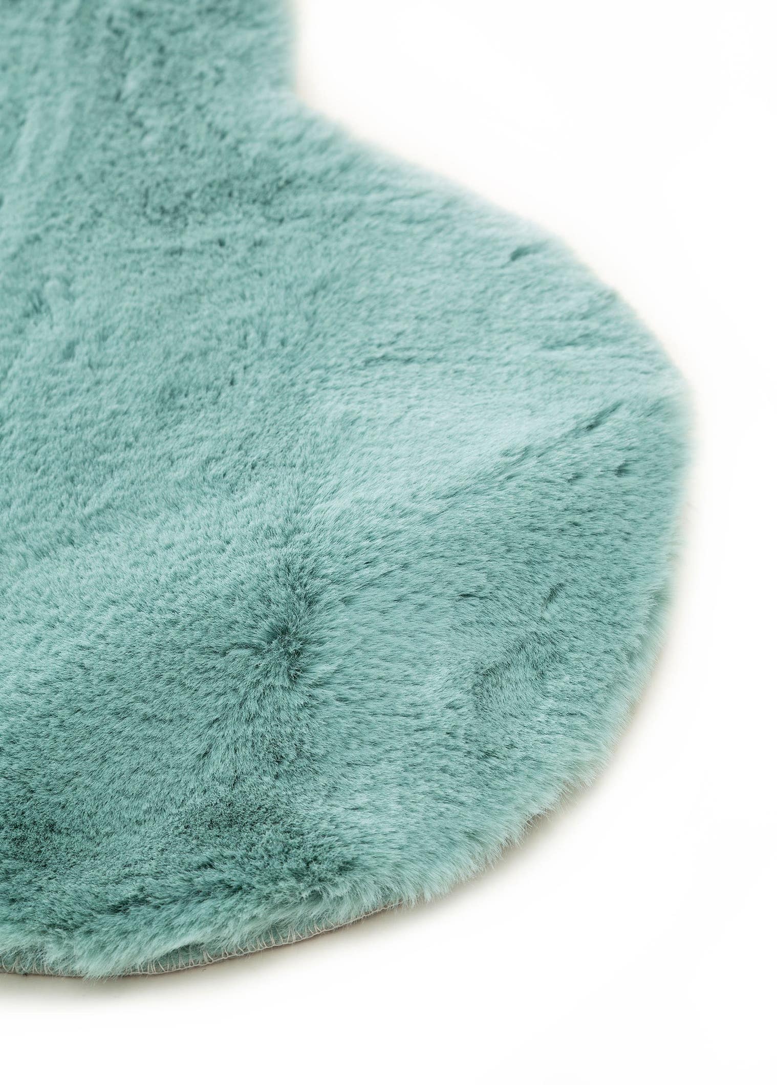 Matta av 100% Polyester i Blå med 21 - 30 mm hög lugg från Lytte