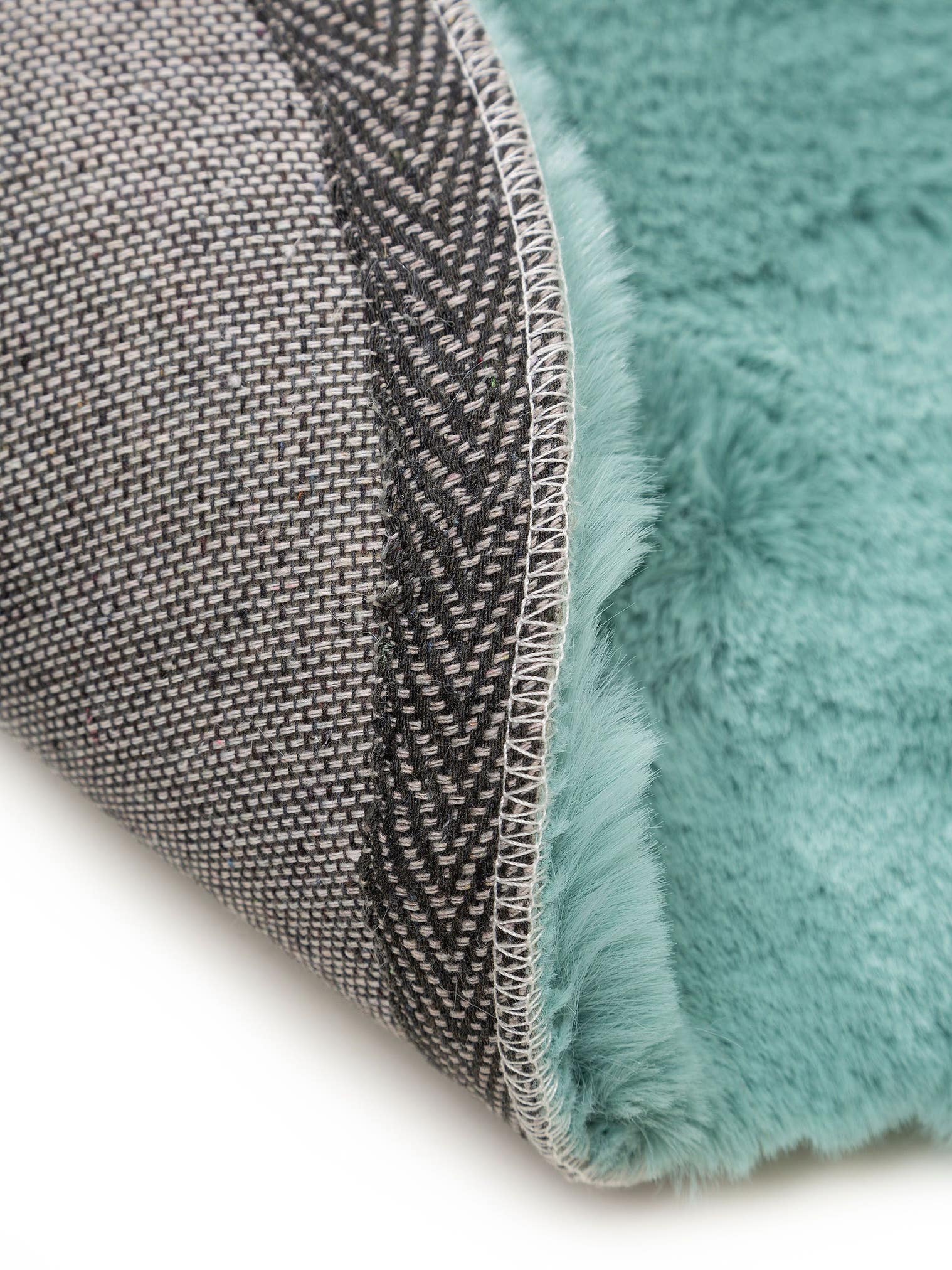Matta av 100% Polyester i Blå med 21 - 30 mm hög lugg från Lytte