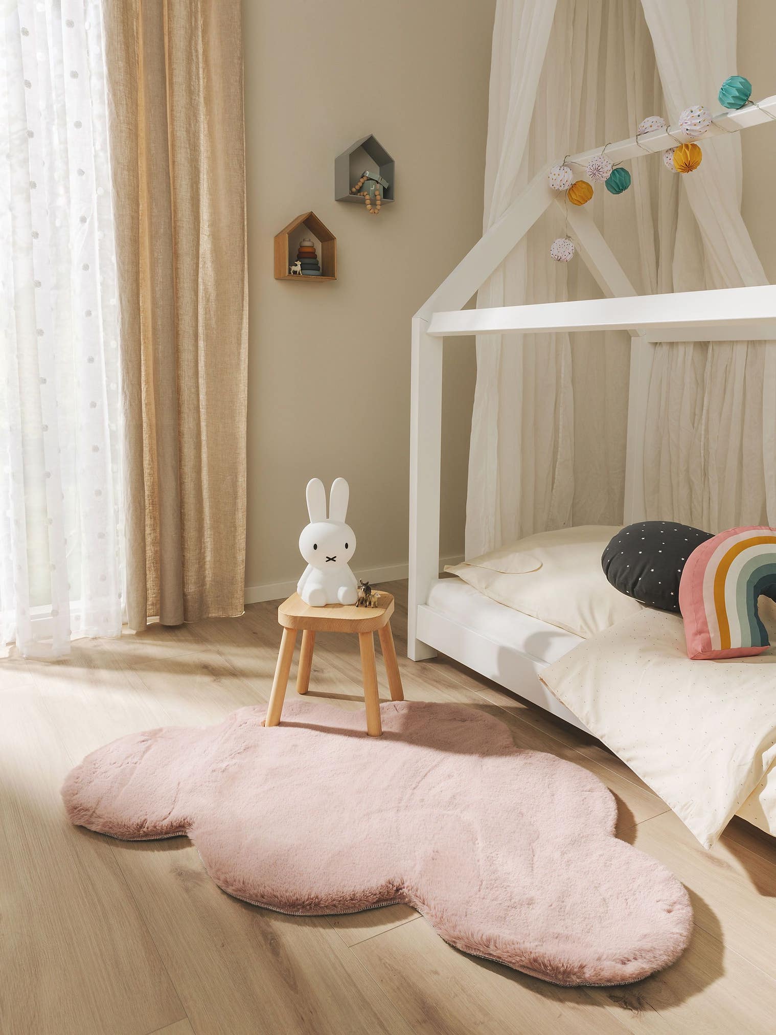 Rug made of 100% Polyester in Pink with a 21 - 30 mm high pile by Lytte