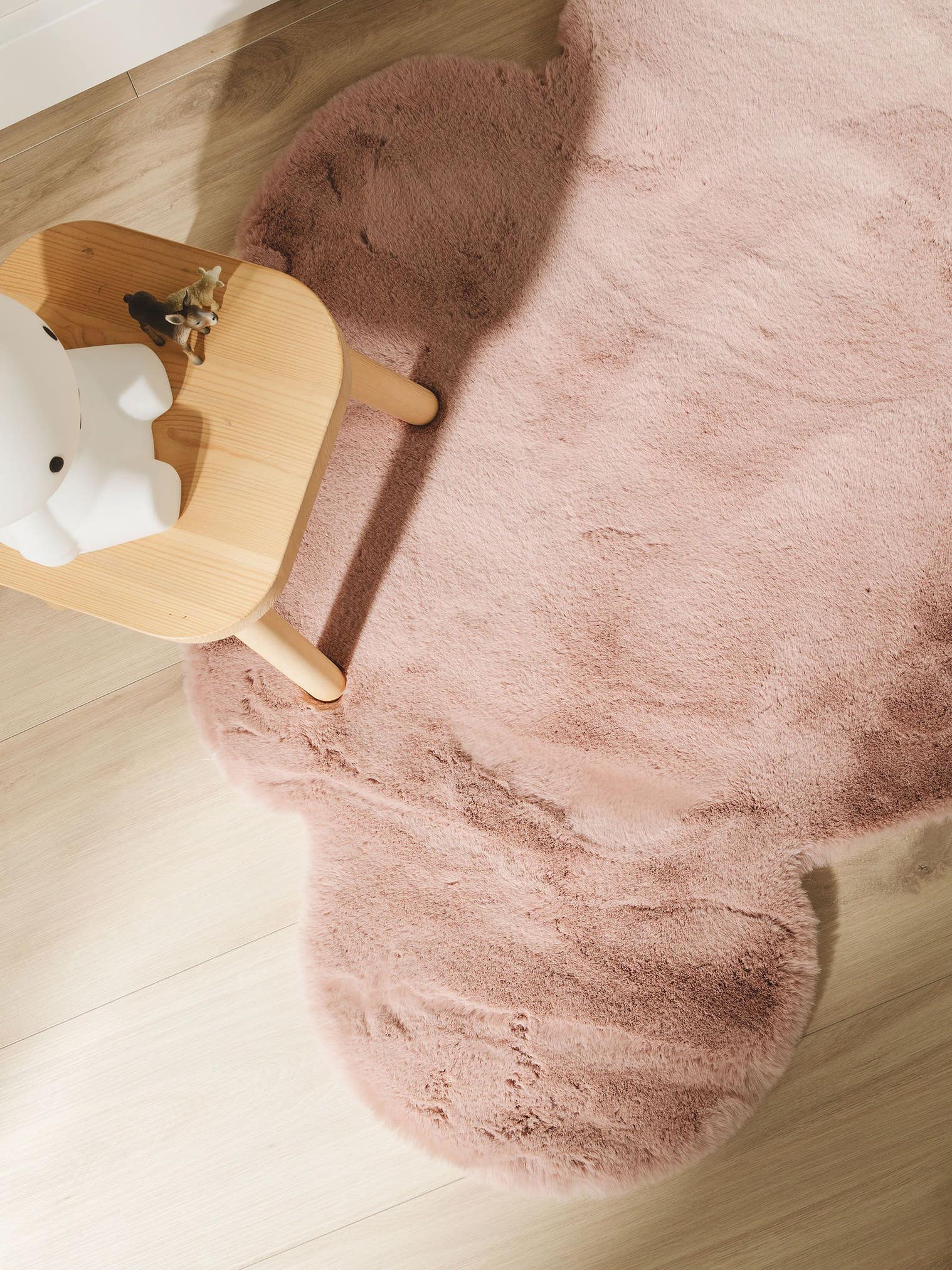 Rug made of 100% Polyester in Pink with a 21 - 30 mm high pile by Lytte