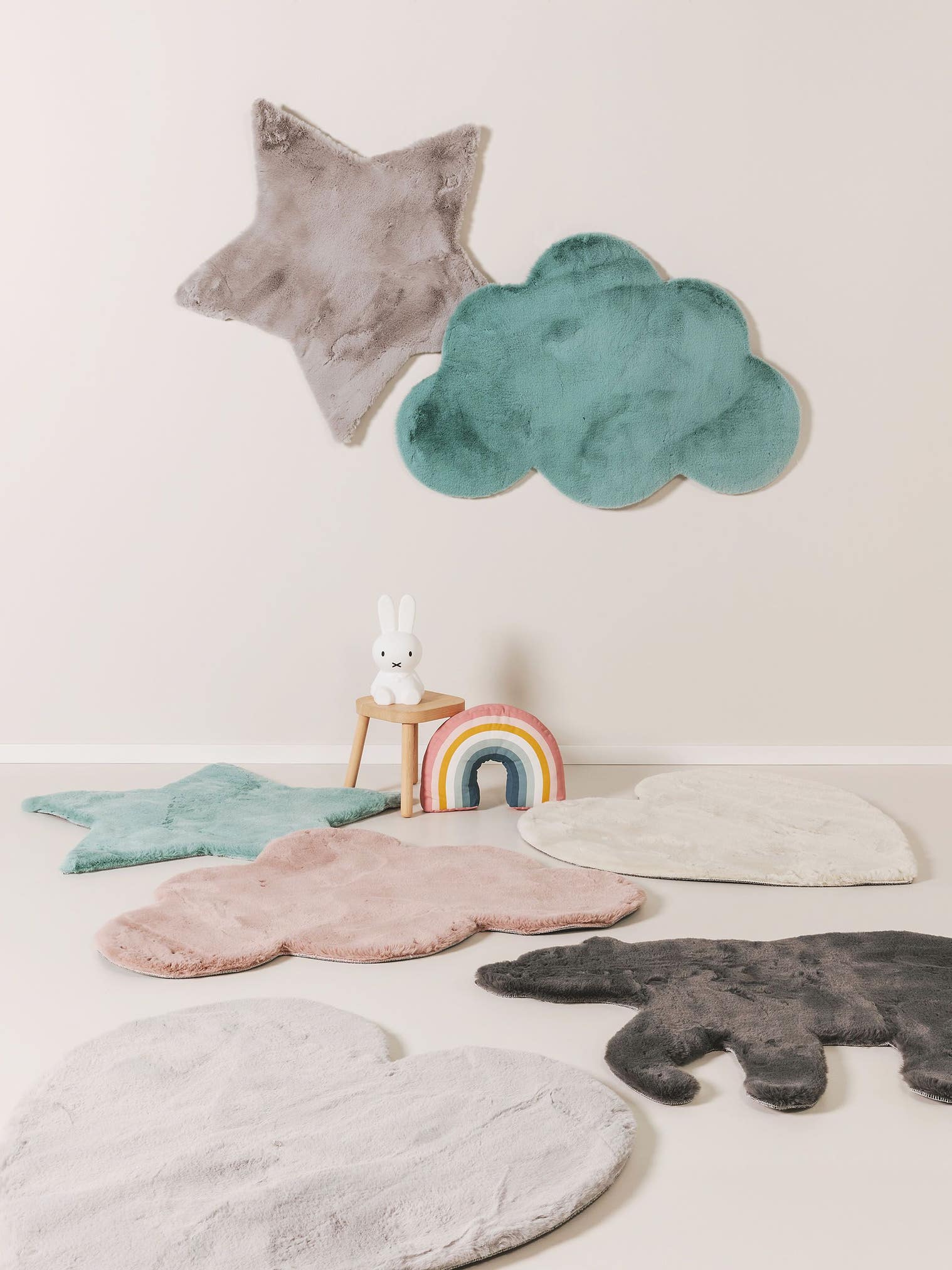 Rug made of 100% Polyester in Pink with a 21 - 30 mm high pile by Lytte