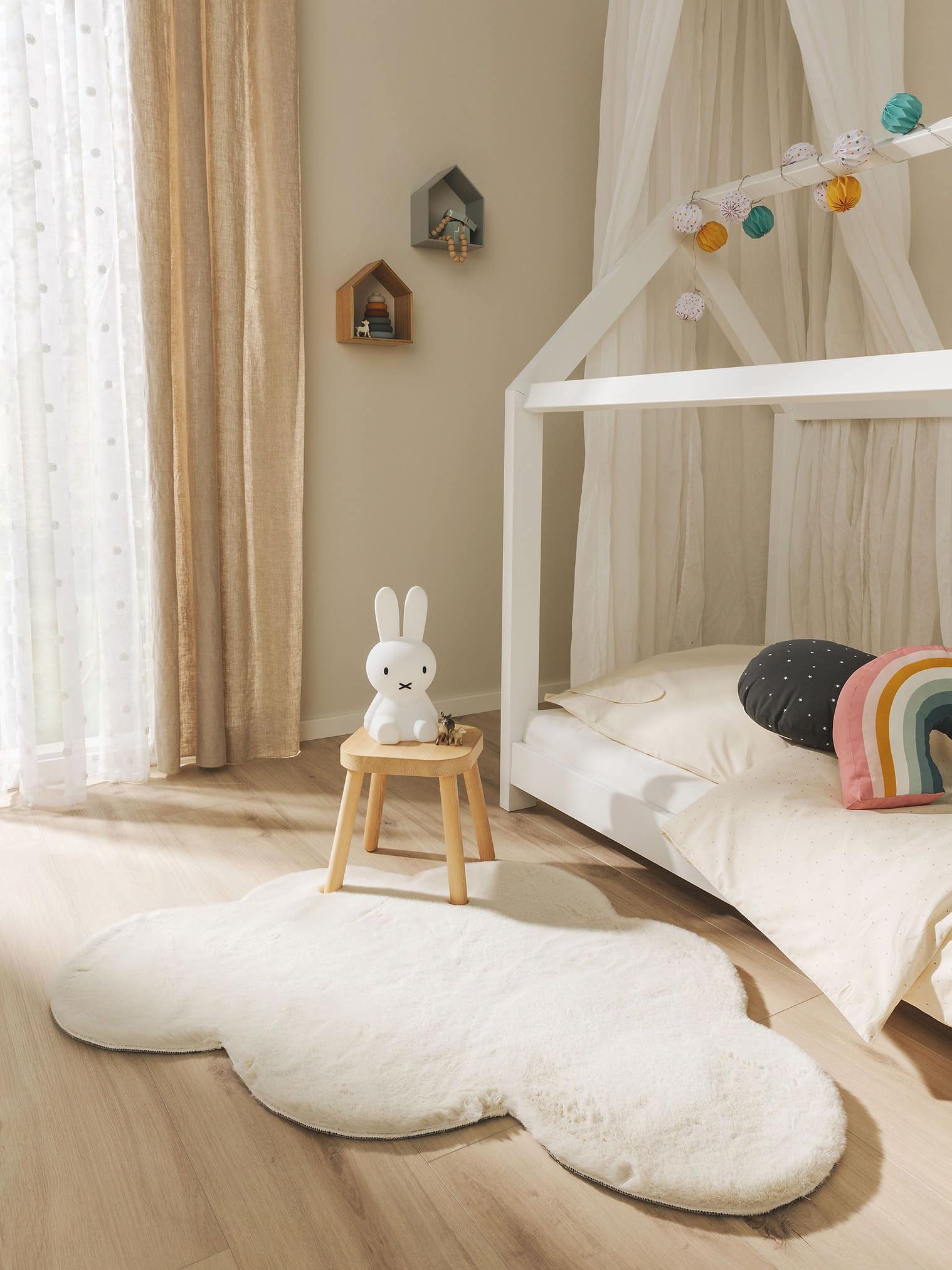 Rug made of 100% Polyester in Beige with a 21 - 30 mm high pile by Lytte