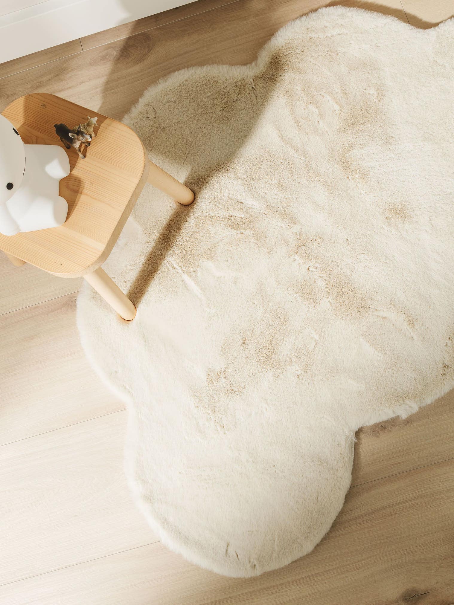Rug made of 100% Polyester in Beige with a 21 - 30 mm high pile by Lytte