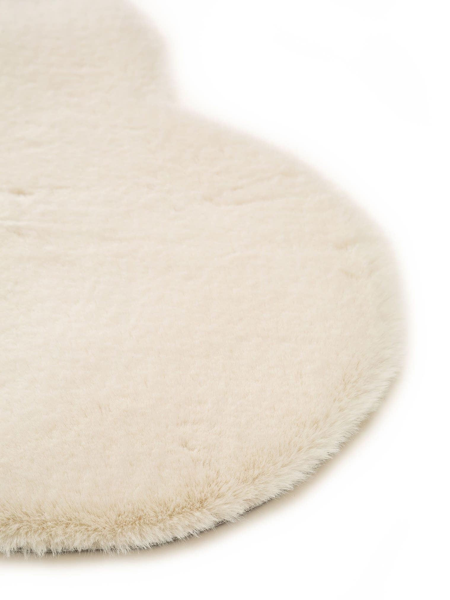 Rug made of 100% Polyester in Beige with a 21 - 30 mm high pile by Lytte
