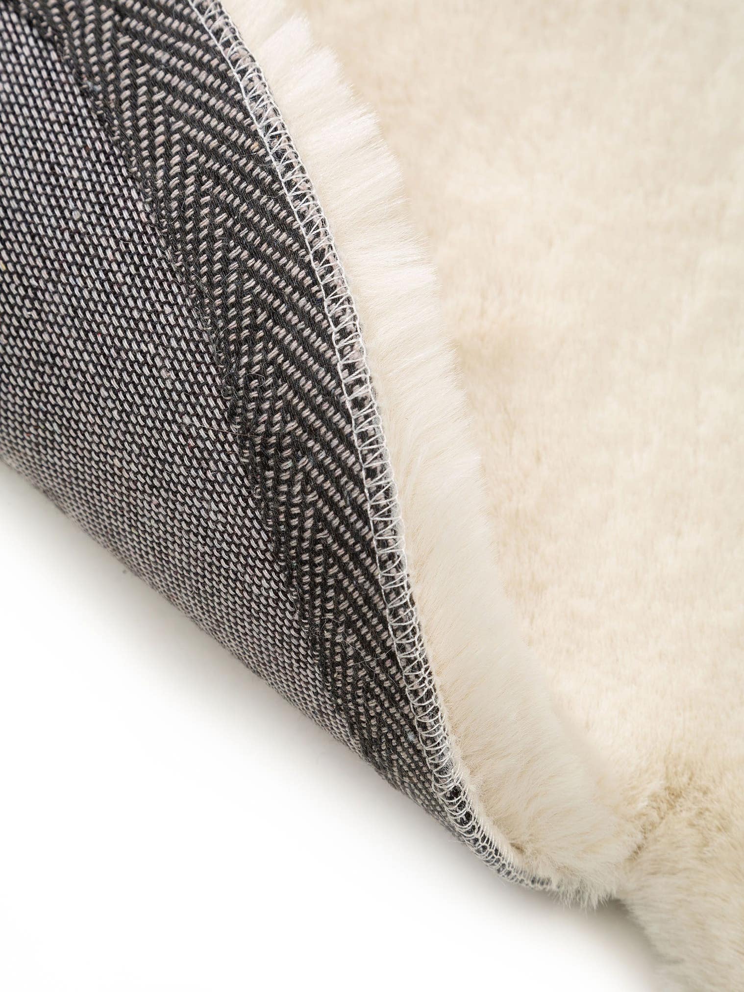 Rug made of 100% Polyester in Beige with a 21 - 30 mm high pile by Lytte