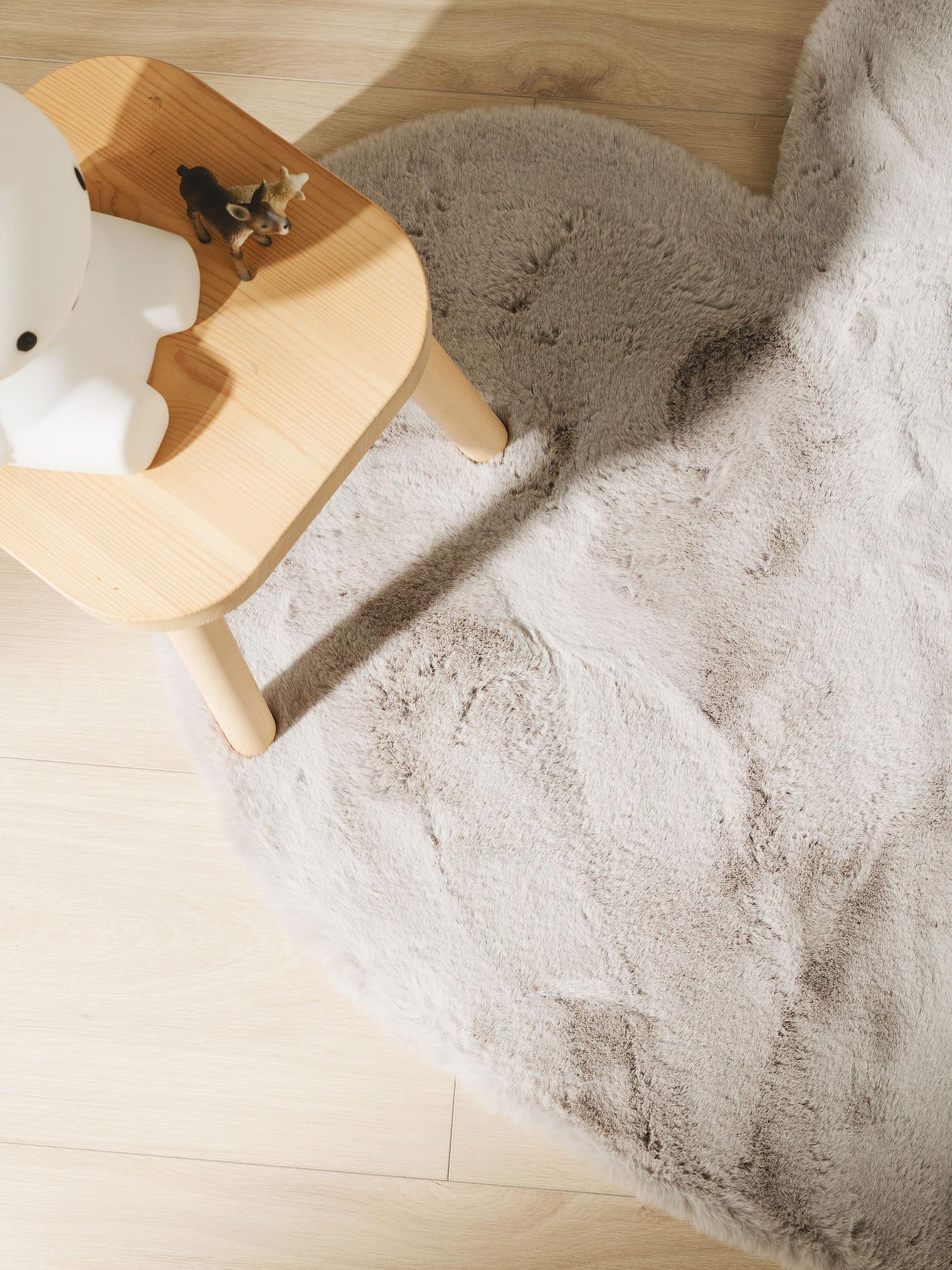 Rug made of 100% Polyester in Grey with a 21 - 30 mm high pile by Lytte