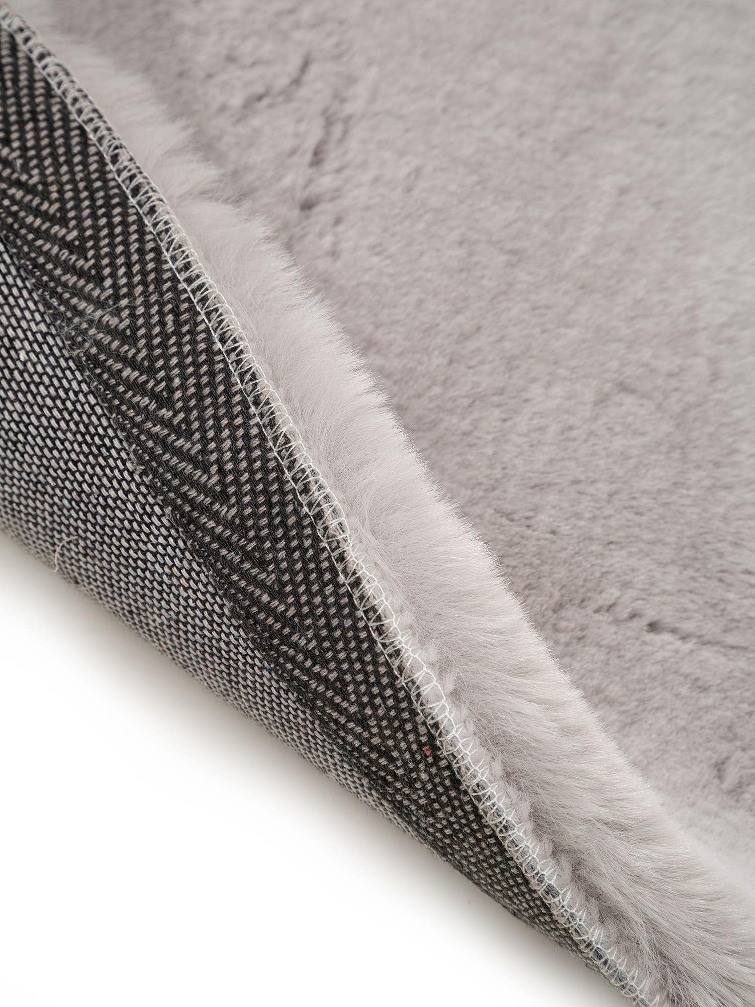 Rug made of 100% Polyester in Grey with a 21 - 30 mm high pile by Lytte