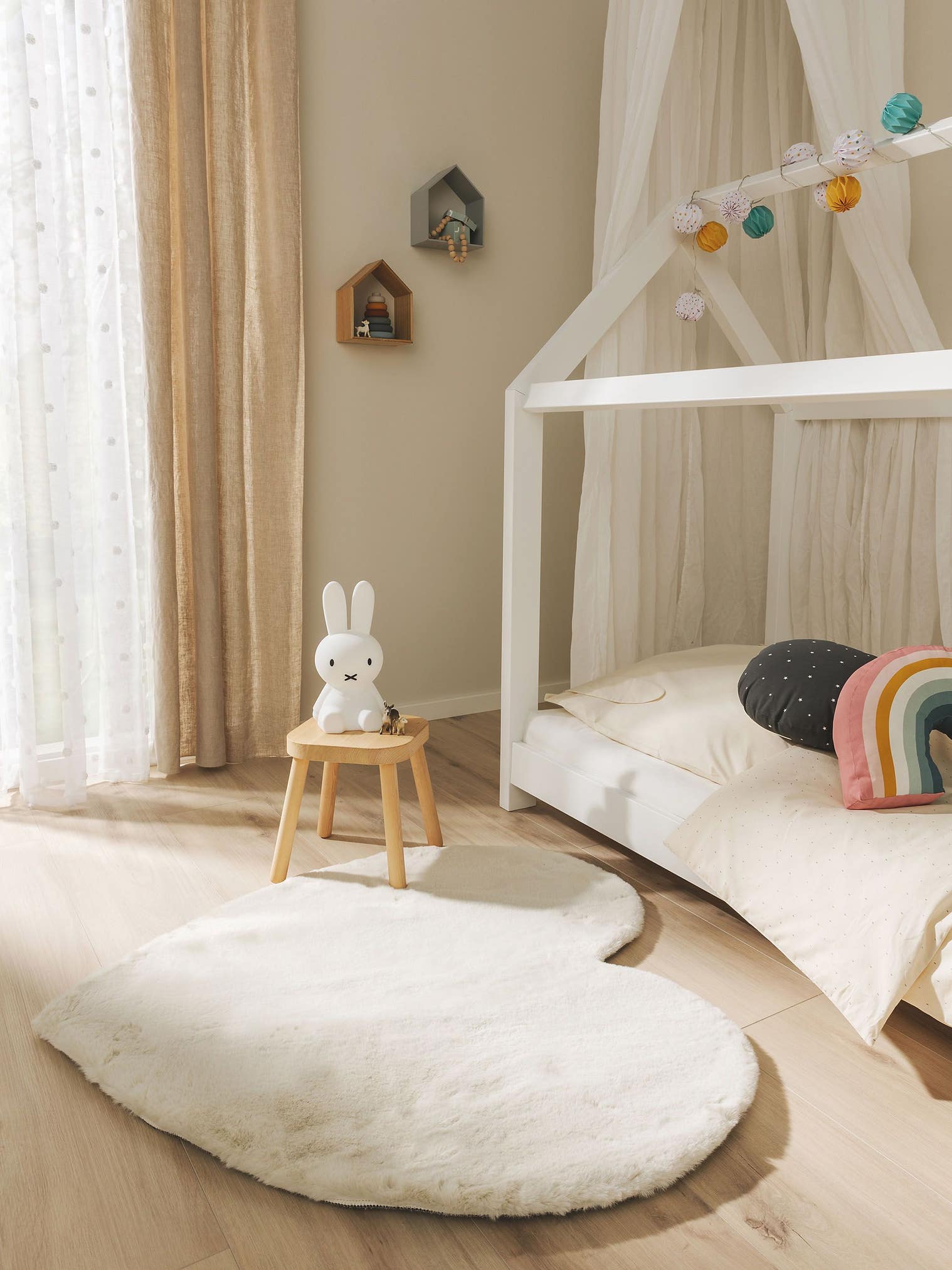 Rug made of 100% Polyester in Beige with a 21 - 30 mm high pile by Lytte