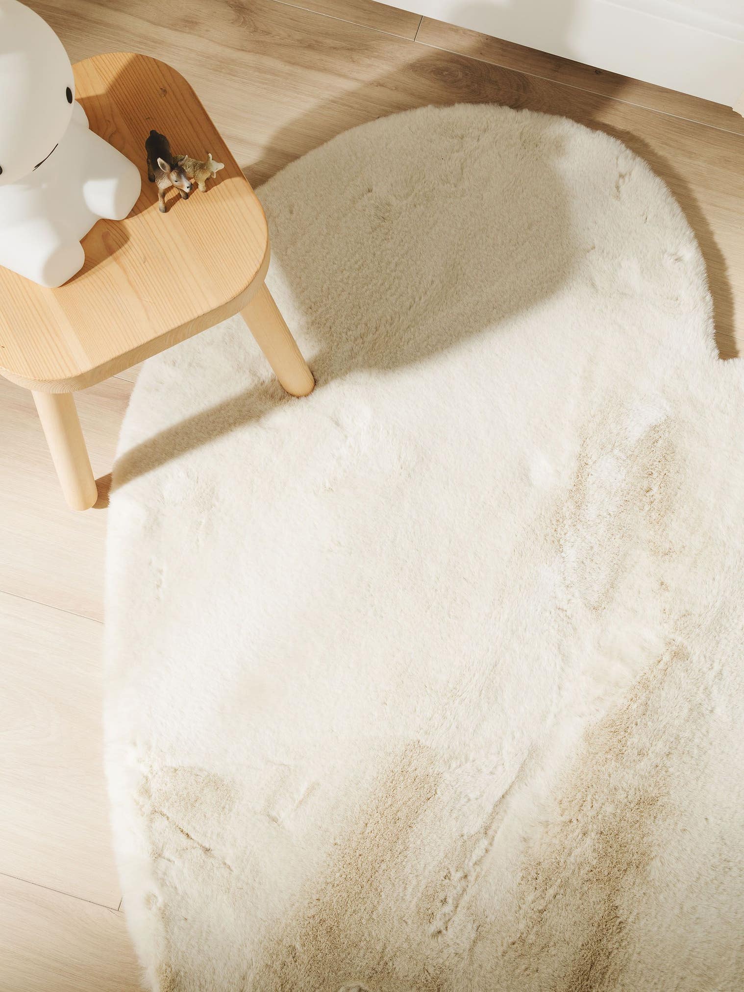 Rug made of 100% Polyester in Beige with a 21 - 30 mm high pile by Lytte