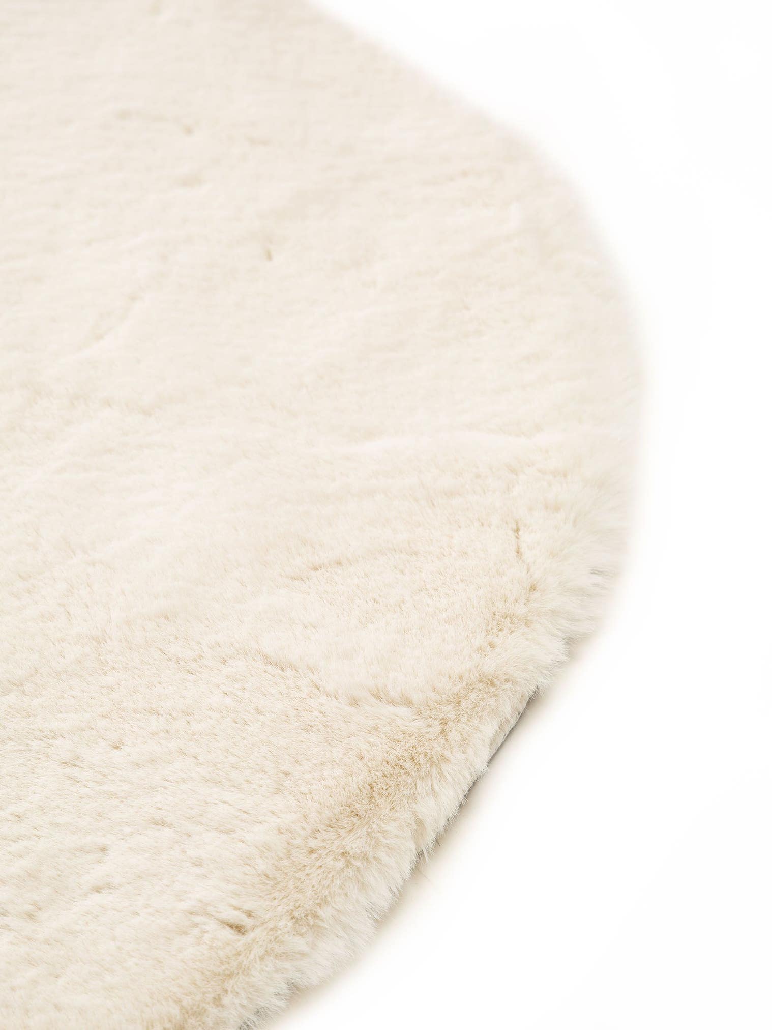 Rug made of 100% Polyester in Beige with a 21 - 30 mm high pile by Lytte
