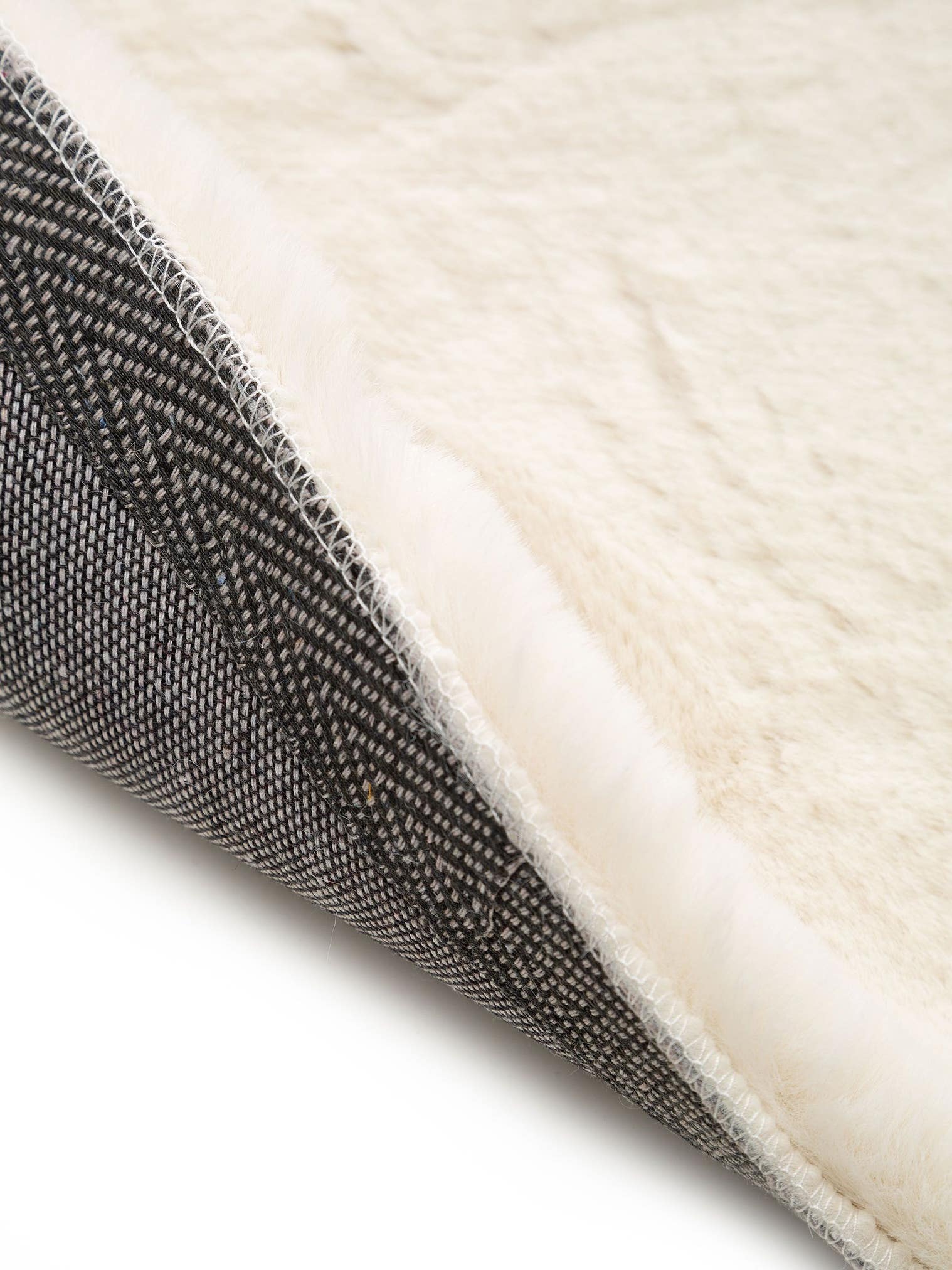 Rug made of 100% Polyester in Beige with a 21 - 30 mm high pile by Lytte