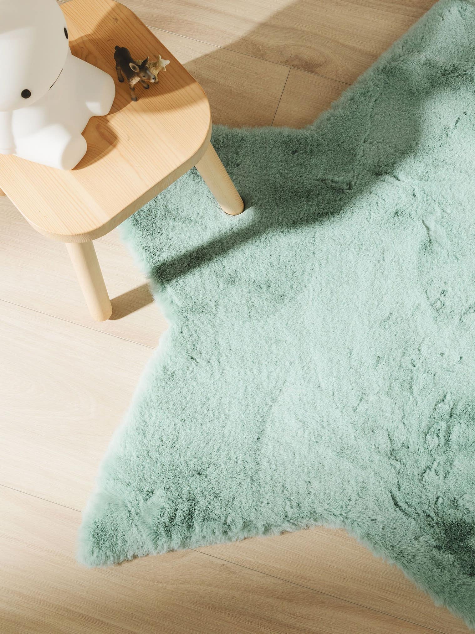 Rug made of 100% Polyester in Blue with a 21 - 30 mm high pile by Lytte