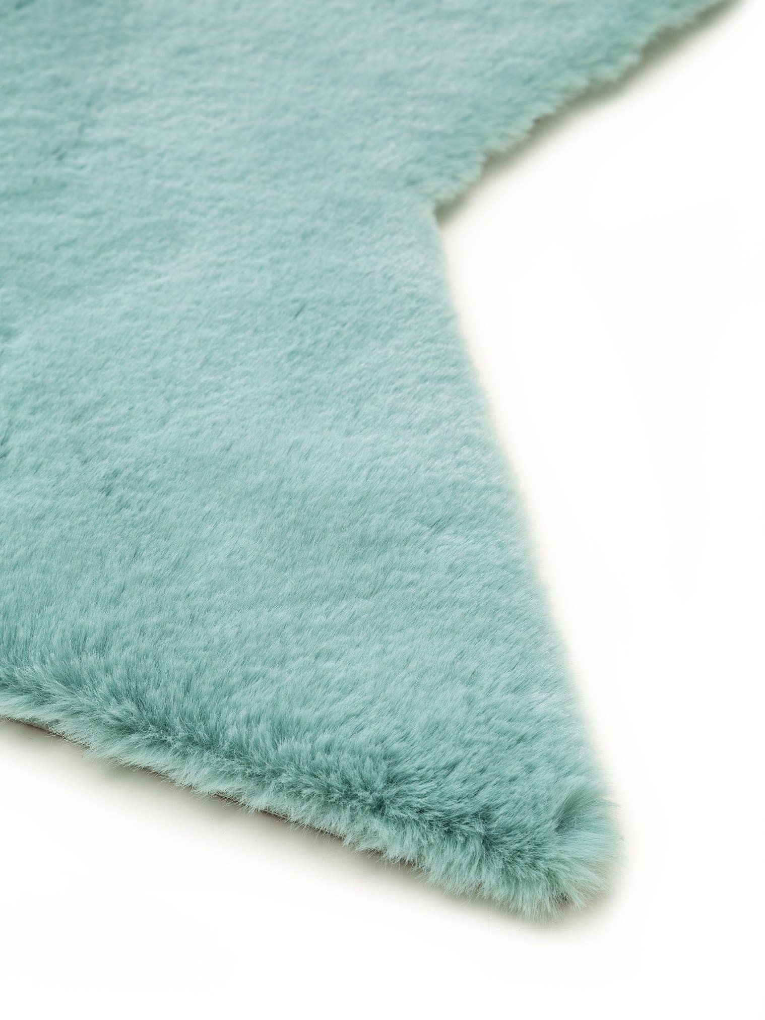 Rug made of 100% Polyester in Blue with a 21 - 30 mm high pile by Lytte