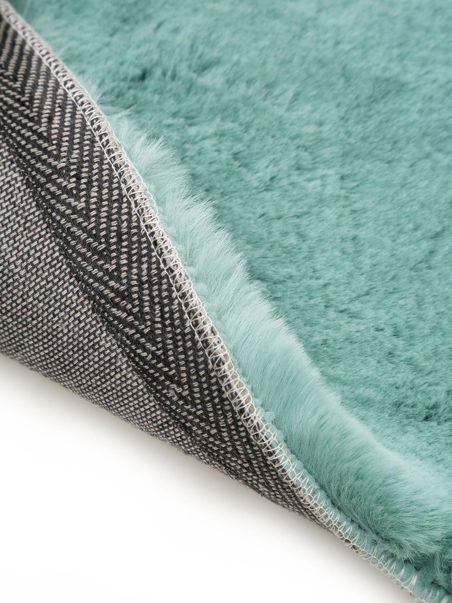 Rug made of 100% Polyester in Blue with a 21 - 30 mm high pile by Lytte