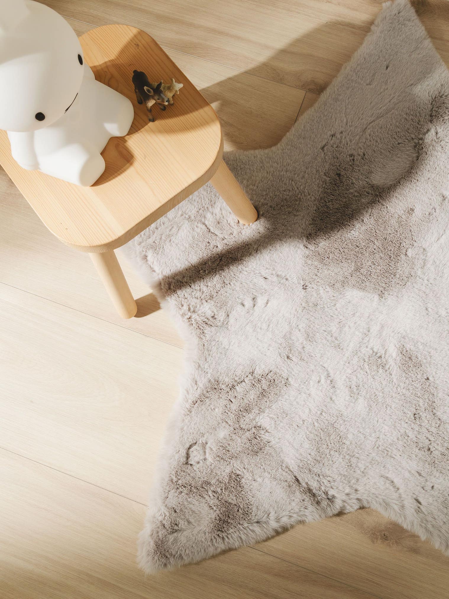 Rug made of 100% Polyester in Grey with a 21 - 30 mm high pile by Lytte