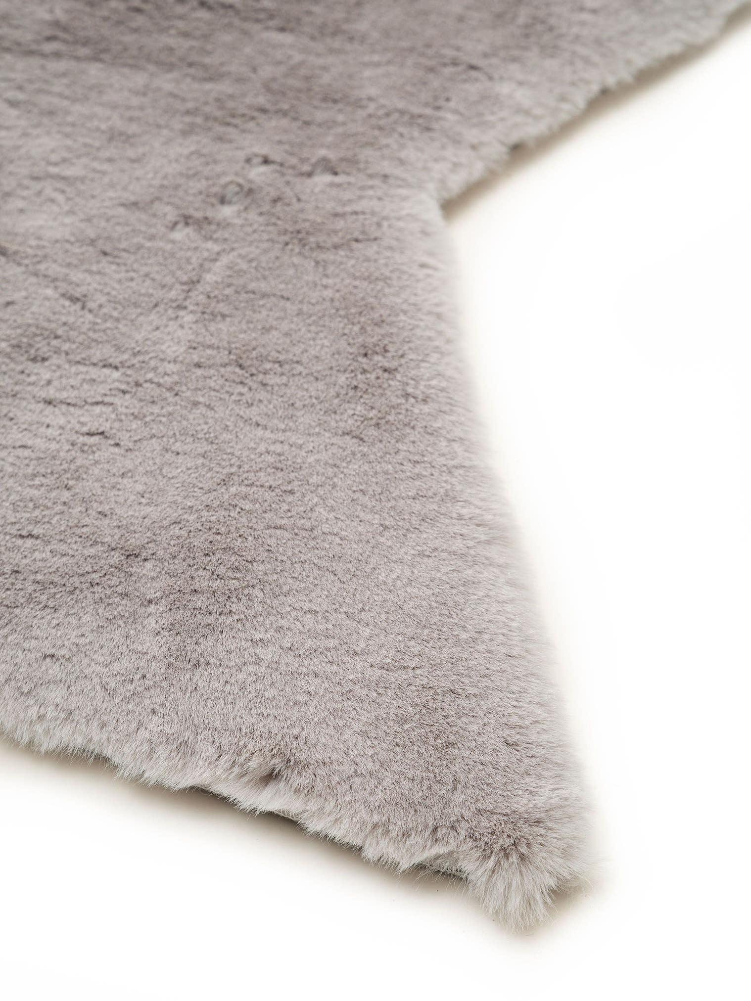Rug made of 100% Polyester in Grey with a 21 - 30 mm high pile by Lytte