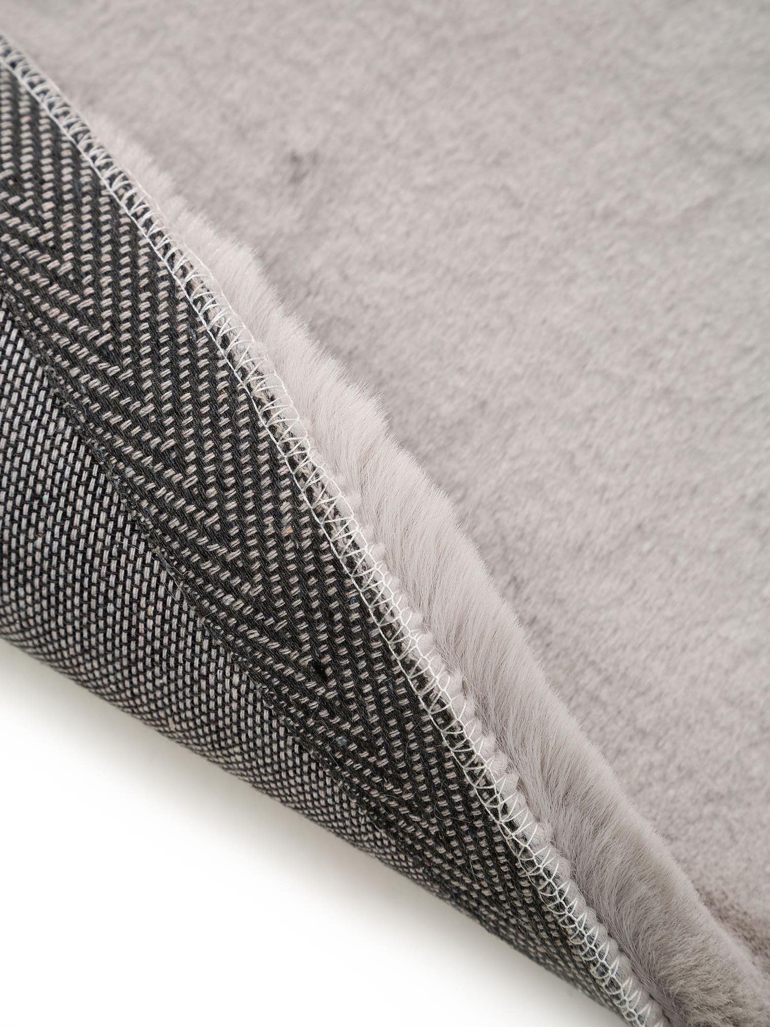Rug made of 100% Polyester in Grey with a 21 - 30 mm high pile by Lytte